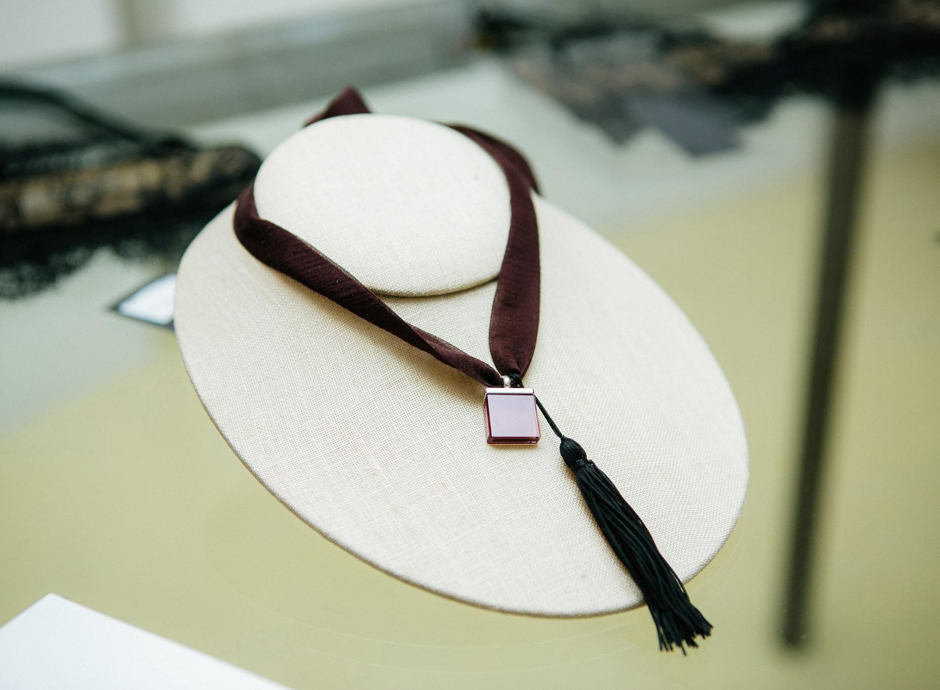 Collana con ciondolo in oro bianco 18 carati in stile Art Déco con onice rosa dell'artista In condizioni Nuovo in vendita a Berlin, DE