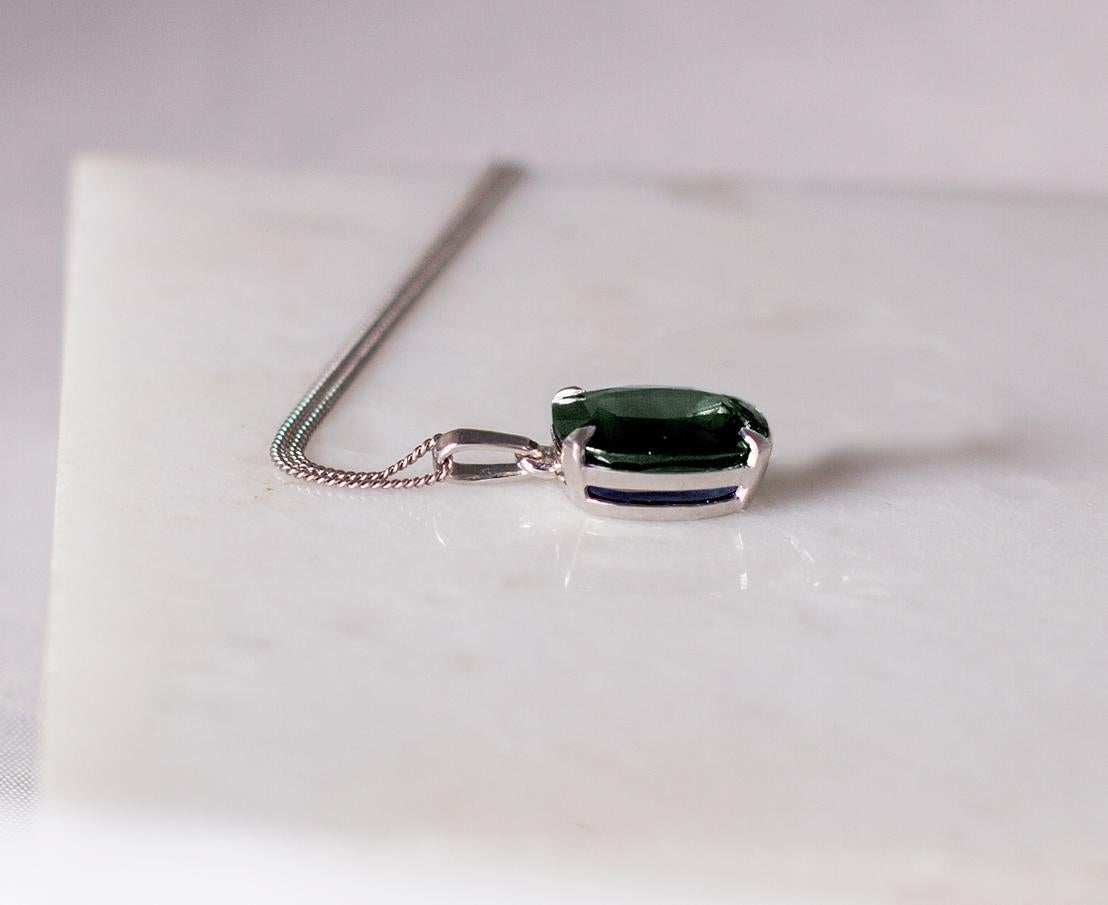 Contemporary White Gold Artist Pendant Necklace with Eleven Carats Green Sapphire For Sale