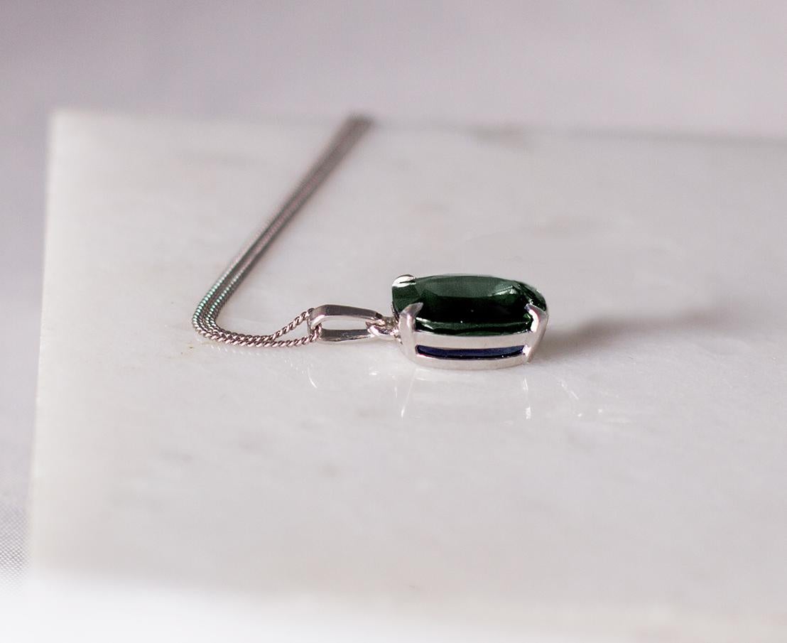 Contemporain Collier pendentif artiste en or blanc avec saphir vert de dix carats en vente