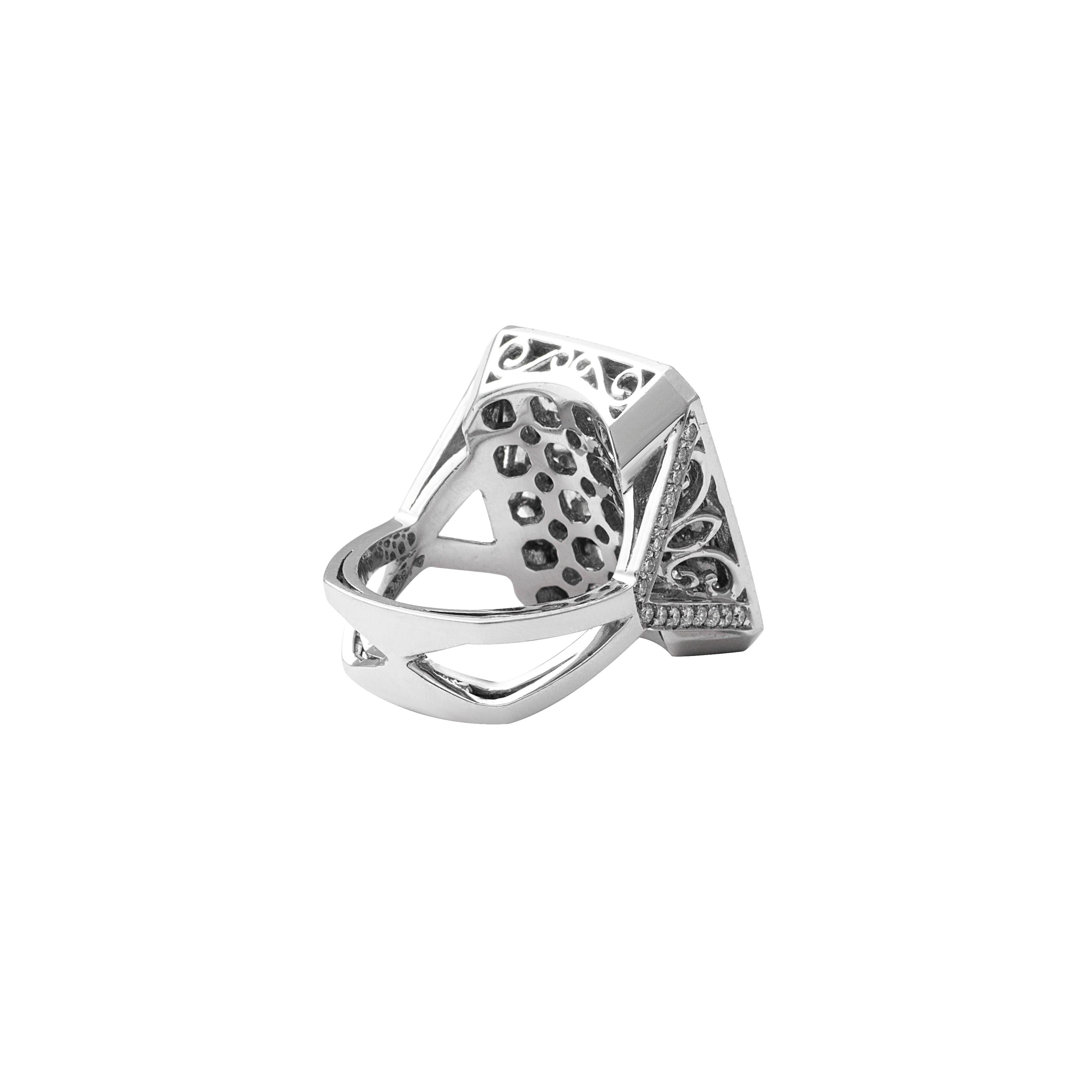 18 Karat White Gold Asscher Cut Diamond Cocktail Ring In Excellent Condition For Sale In Mumbai, IN