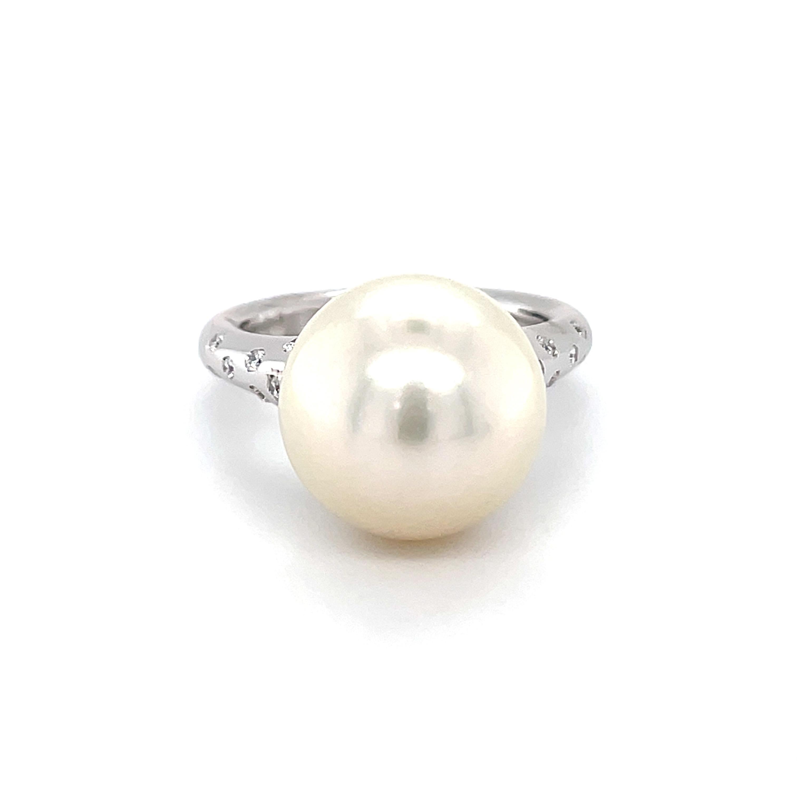 Round Cut 18 Karat White Gold Australian South Sea Cultured Pearl Ring For Sale