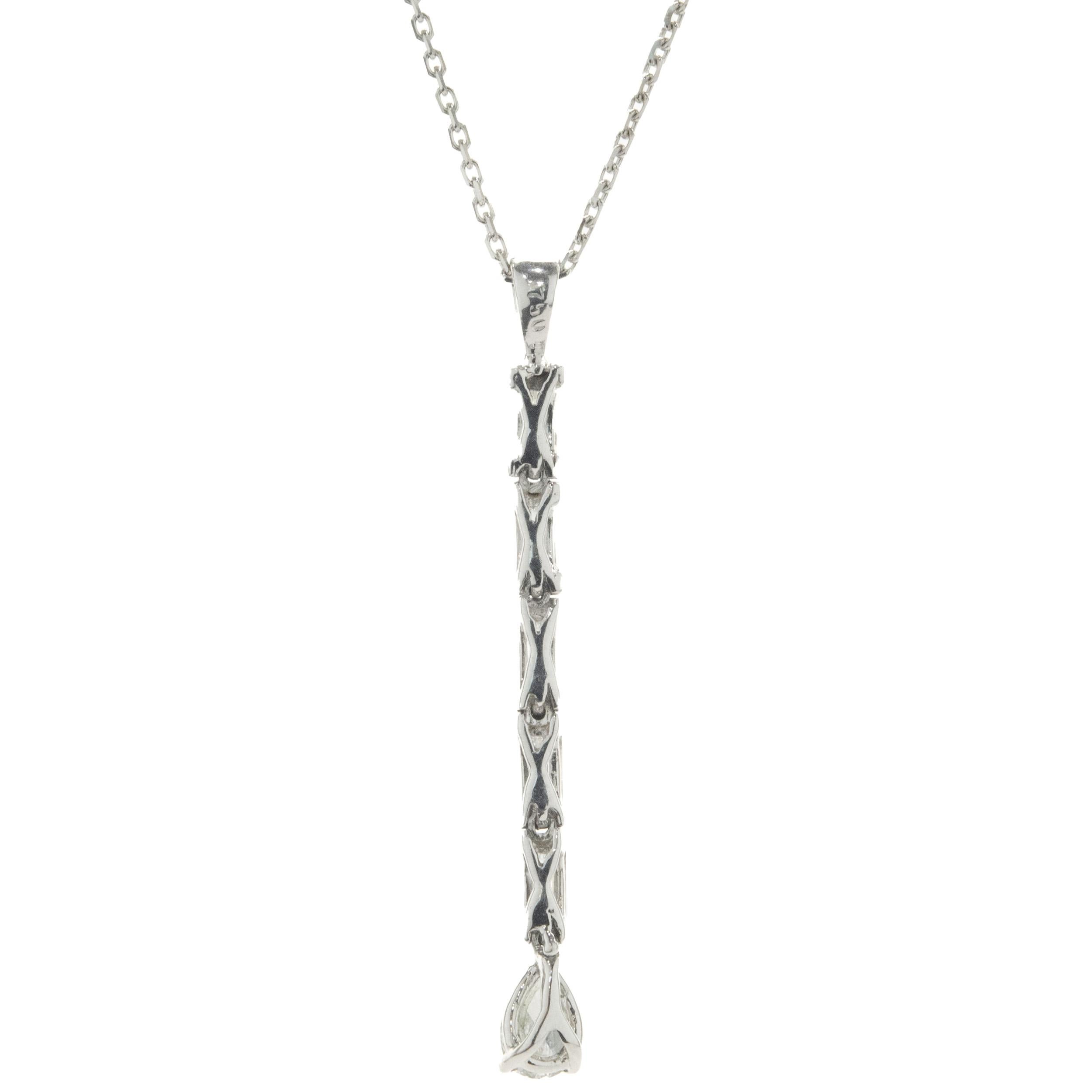 Designer: design personalizzato
Materiale: oro bianco 18 carati
Diamante: 5 tagli a baguette e 1 taglio a pera = 0,40cttw
Colore: H
Chiarezza: SI1
Dimensioni: la collana misura 18 pollici di lunghezza 
Peso: 3.23 grammi