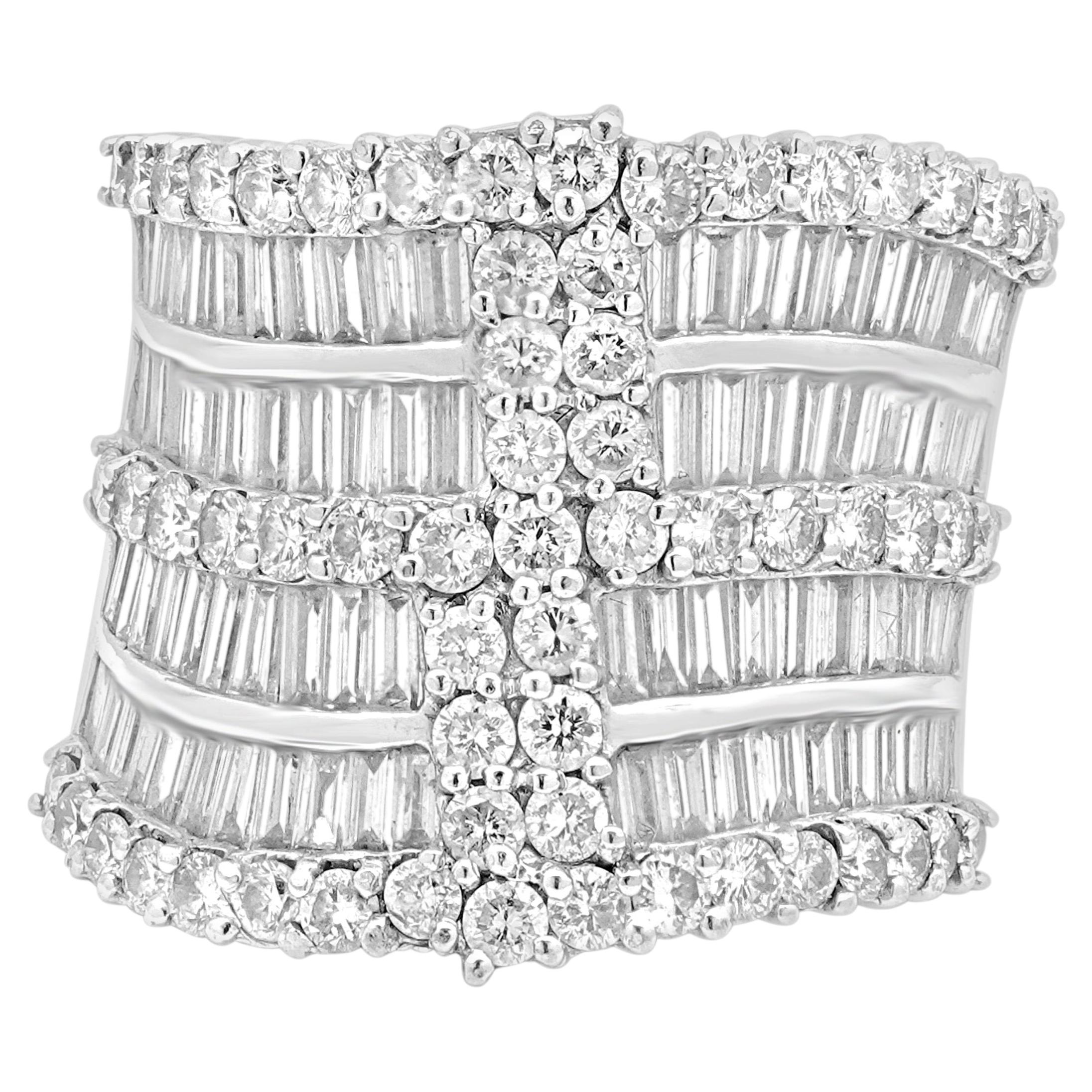 Anillo de oro blanco de 18 quilates con diamantes redondos y talla baguette en varias filas en venta
