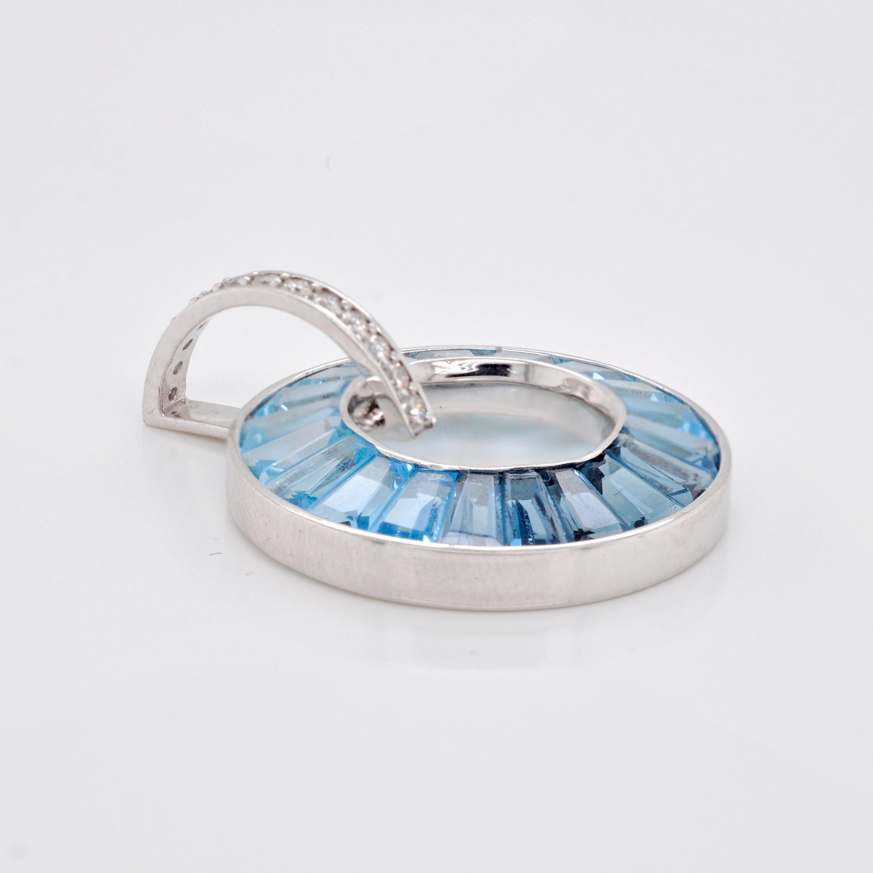 Boucles d'oreilles cercle en or blanc 18 carats avec topaze bleue taillée en baguette et diamant en vente 4