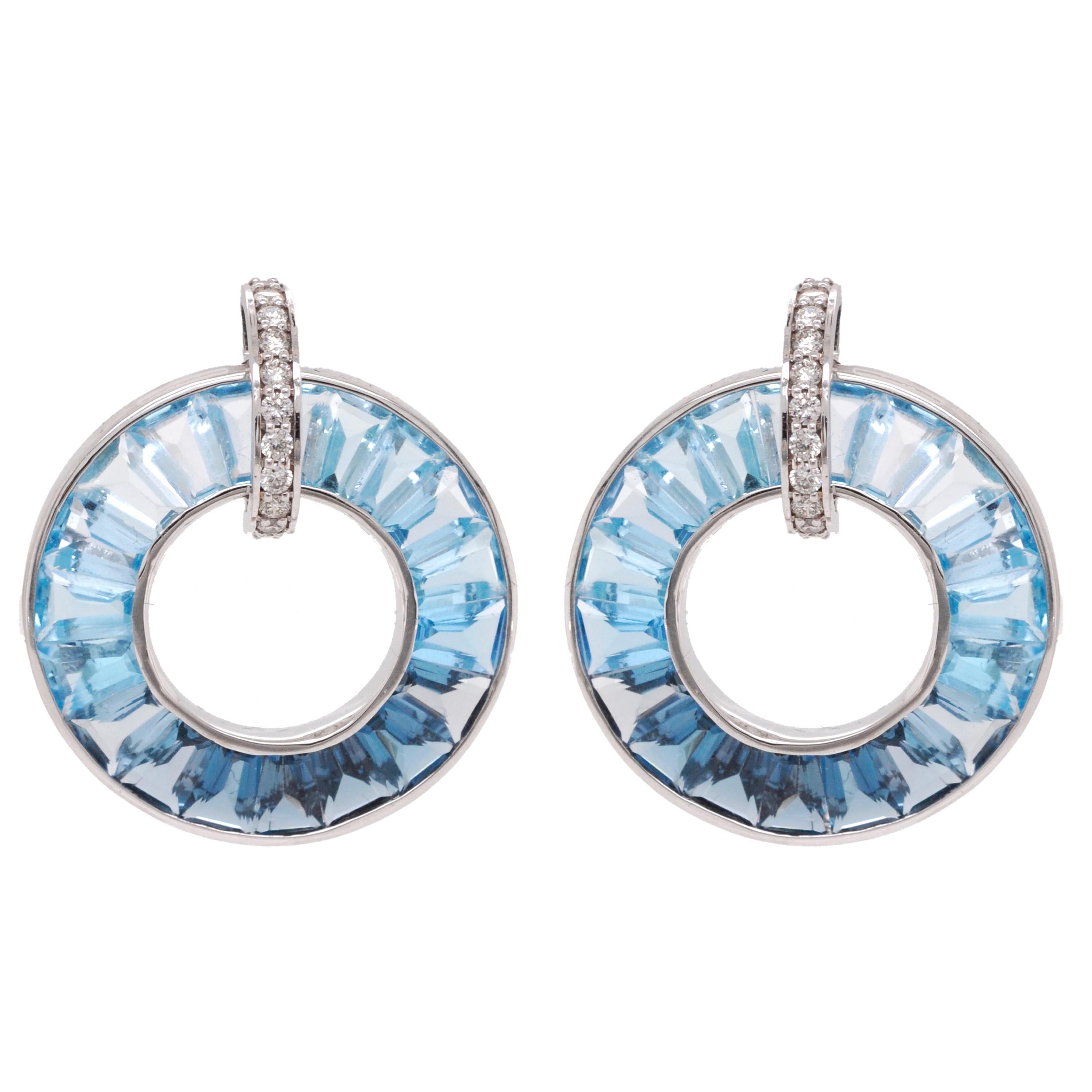 18 Karat White Gold Baguette-Cut Blue Topaz Diamond Circle Pendant Earrings Set For Sale 2