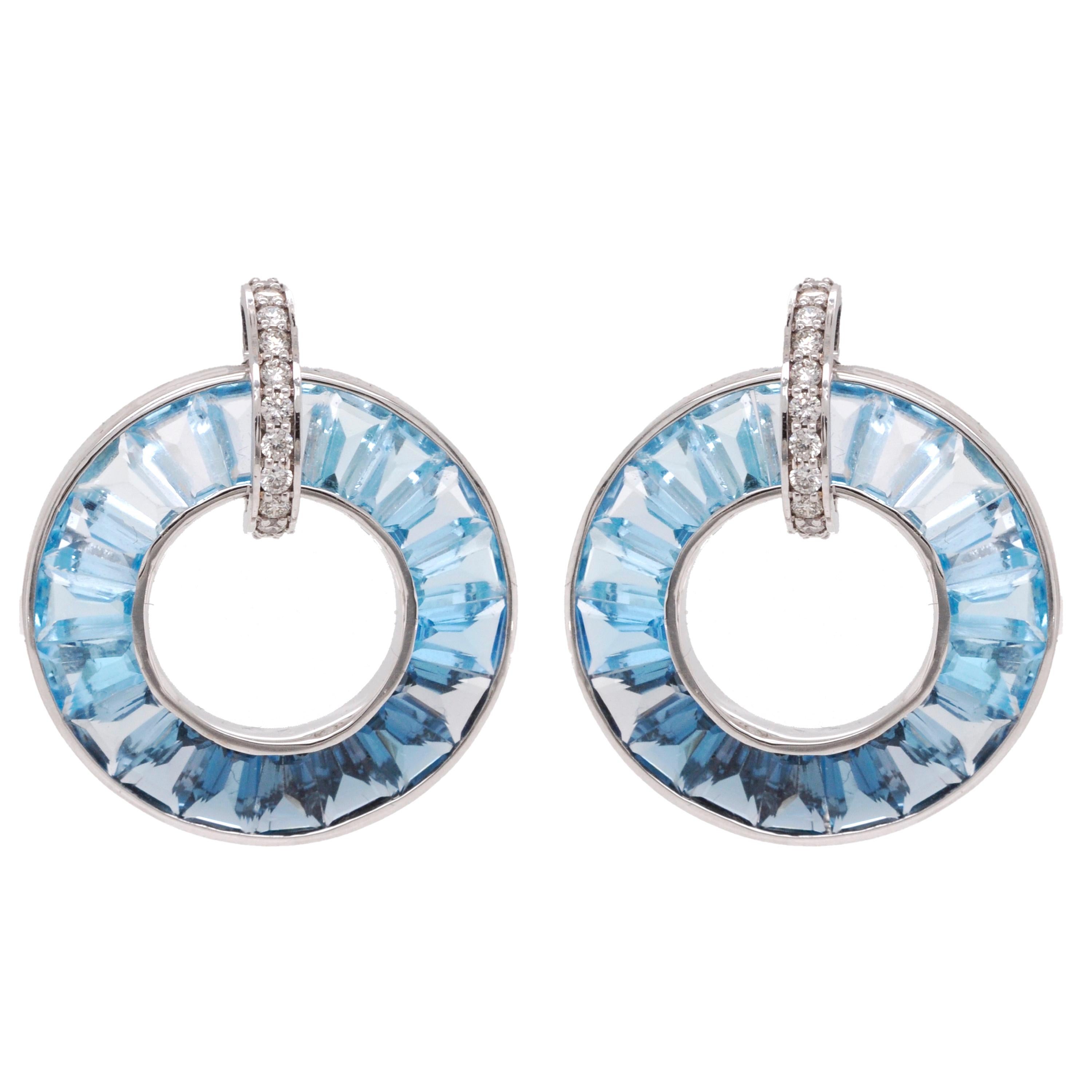 Boucles d'oreilles cercle en or blanc 18 carats avec topaze bleue taillée en baguette et diamant en vente 3