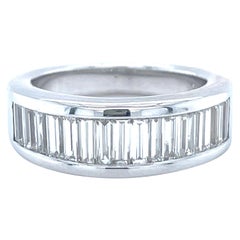 Anello a fascia con diamante incolore taglio baguette in oro bianco 18 carati