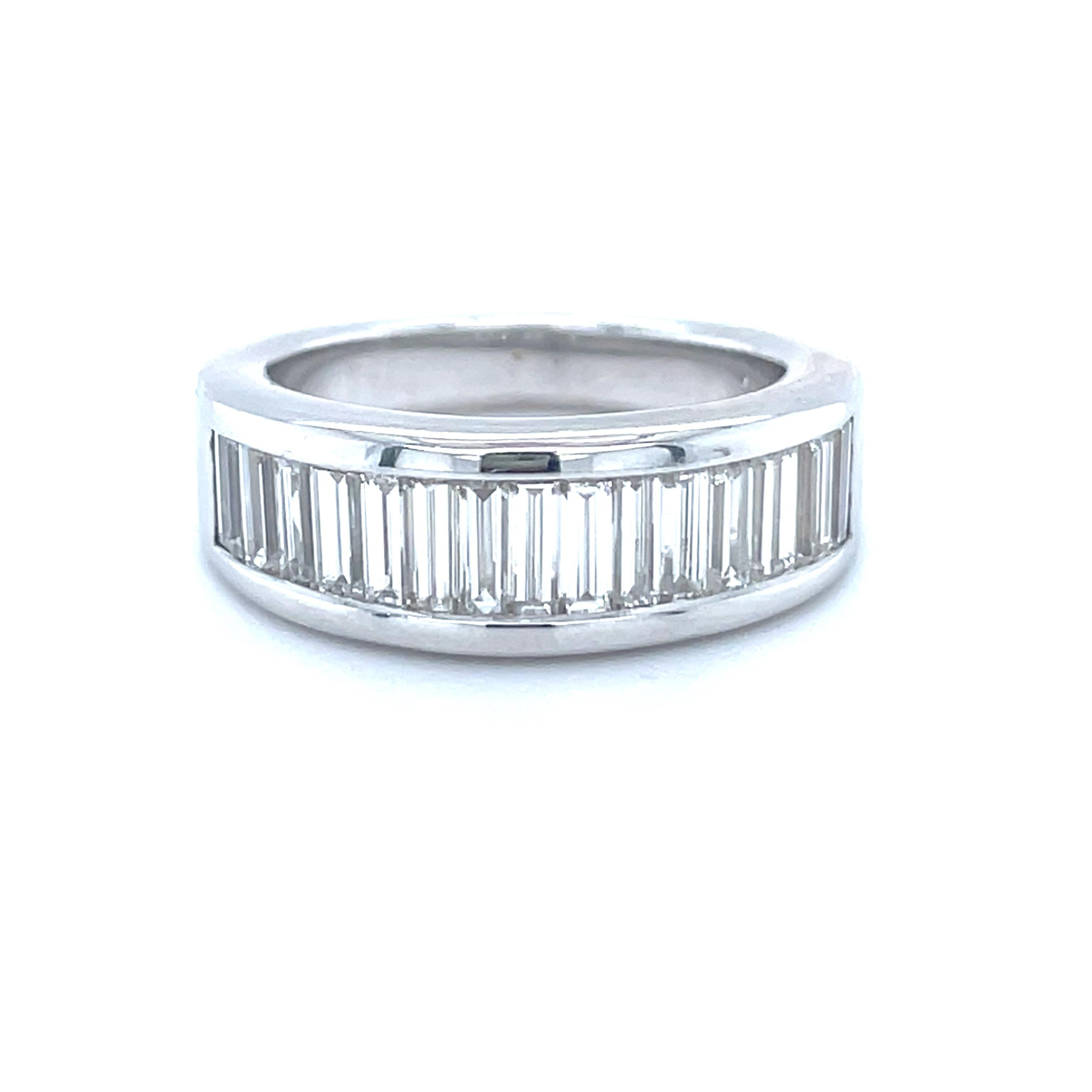 18 Karat Weißgold Baguetteschliff farbloser Diamant-Ring Damen im Angebot