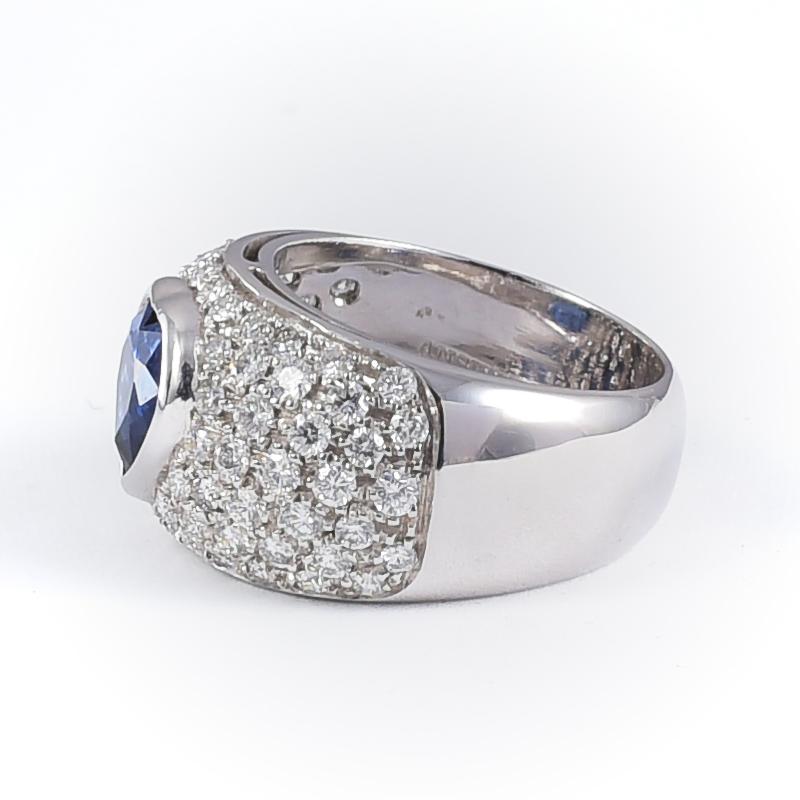 Ansuini handmade 18k white gold band ring (aral model) with 1 heart cut sapphire 3.18 carats and 74 diamonds 1.73 carats. 
Easy to wear, also for an everyday outfit, or at cocktail parties and gala nights.