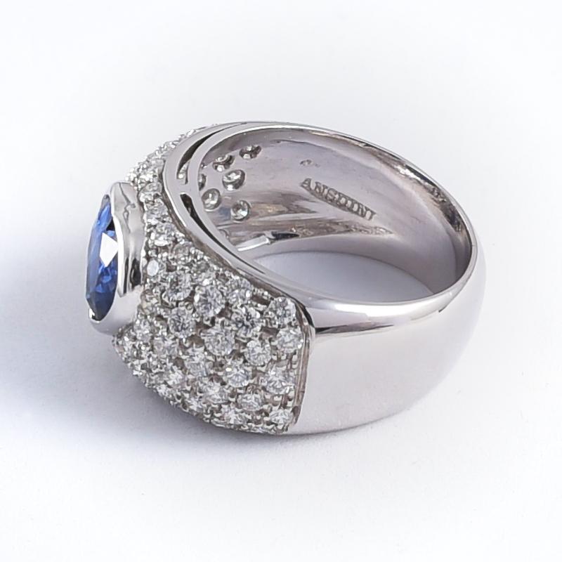 18 Karat White Gold Band with Heart Cut Sapphire and Pavè Diamonds (Romantik) im Angebot