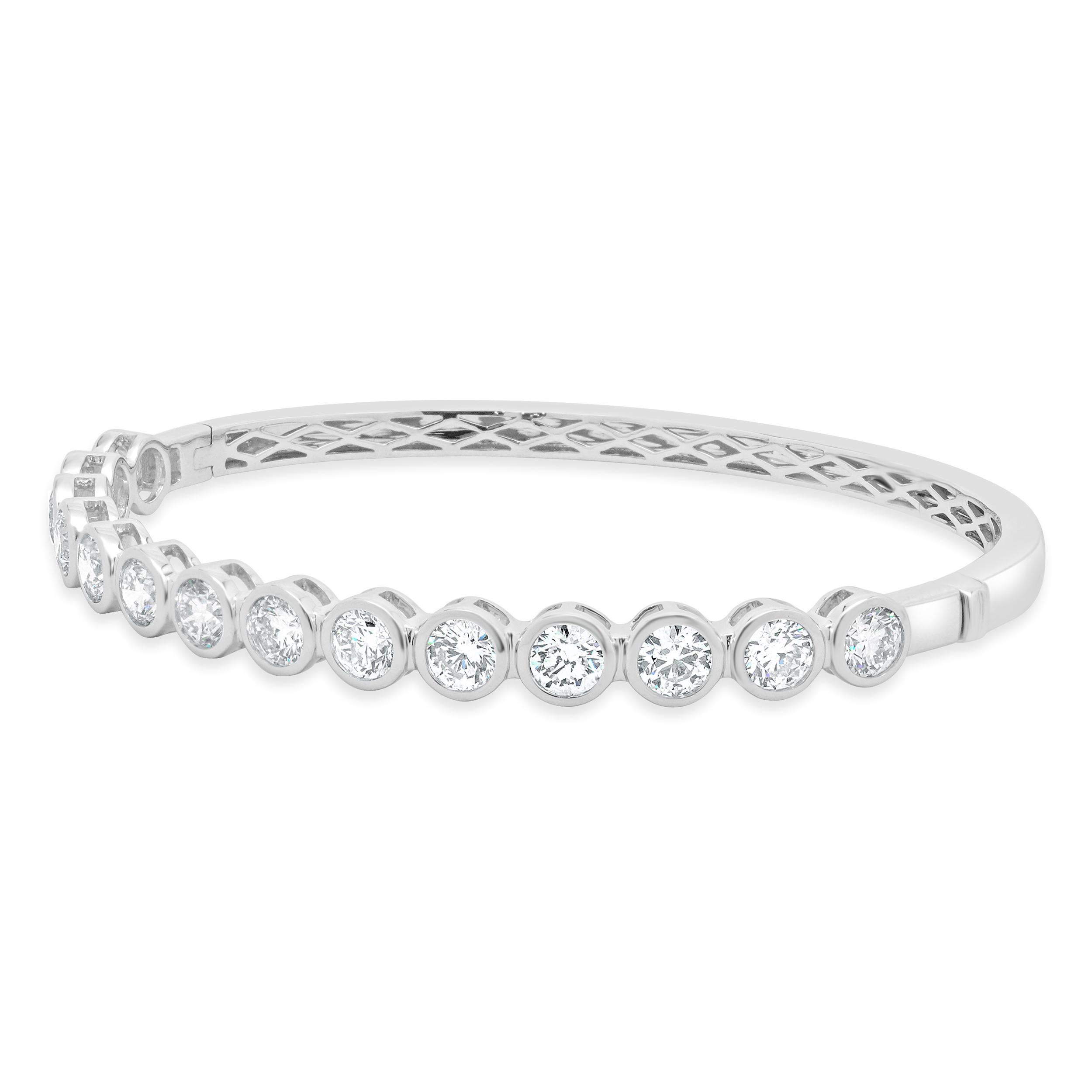 Diseñador: diseño personalizado
Material: oro blanco de 18 quilates
Diamante: 14 talla brillante redonda = 4,25ctw
Color: G / H
Claridad: VS2-SI1
Dimensiones: la pulsera se ajusta a una muñeca de hasta 7.5 pulgadas
Peso: 14.29 gramos
