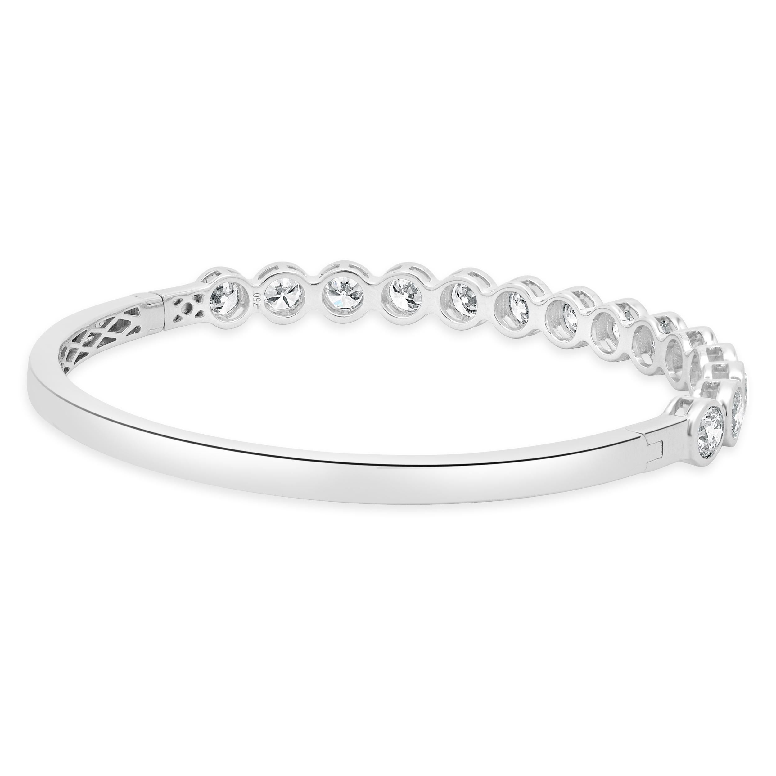 Pulsera brazalete con diamantes engastados en bisel de oro blanco de 18 quilates Corte redondo en venta