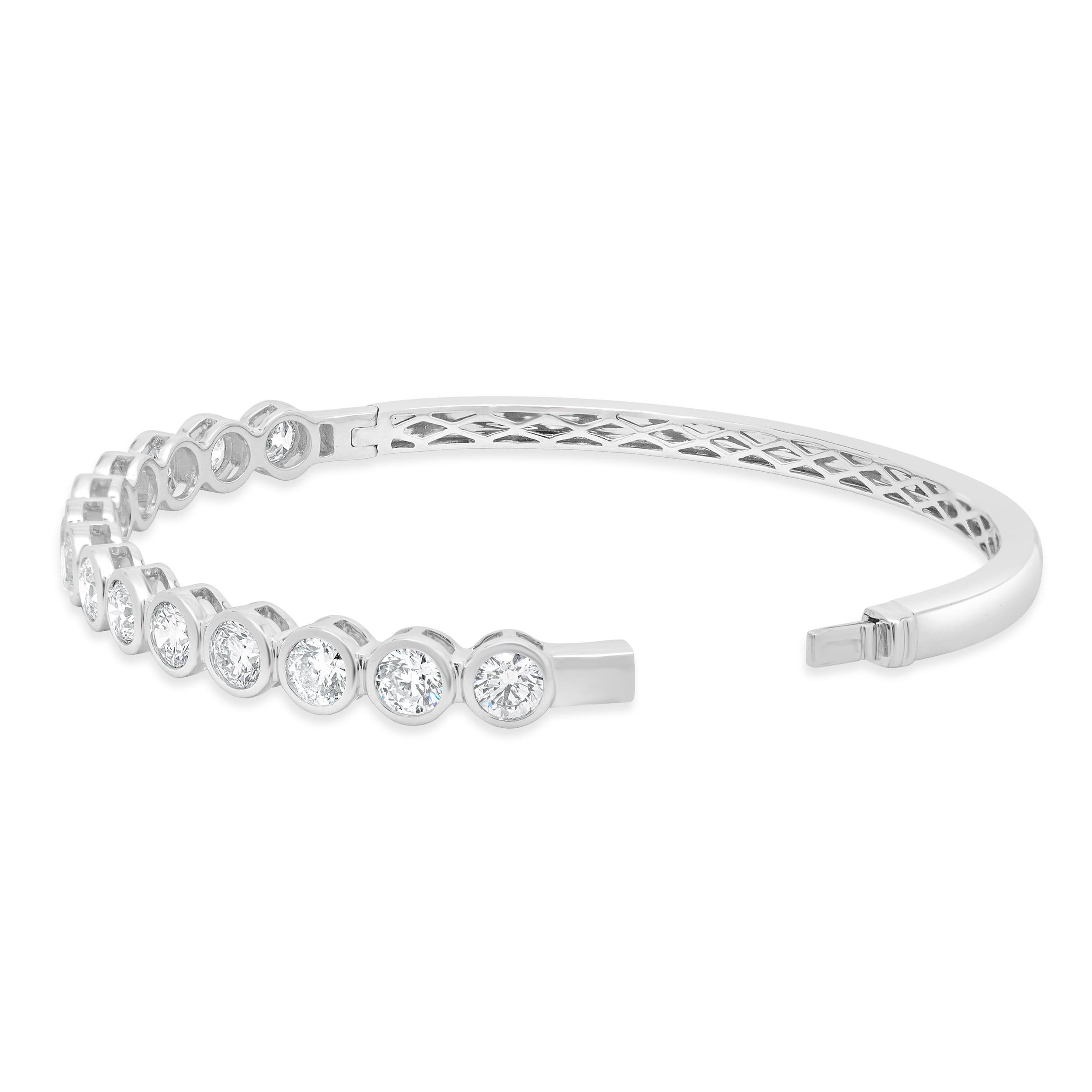 Pulsera brazalete con diamantes engastados en bisel de oro blanco de 18 quilates en Excelente estado para la venta en Scottsdale, AZ