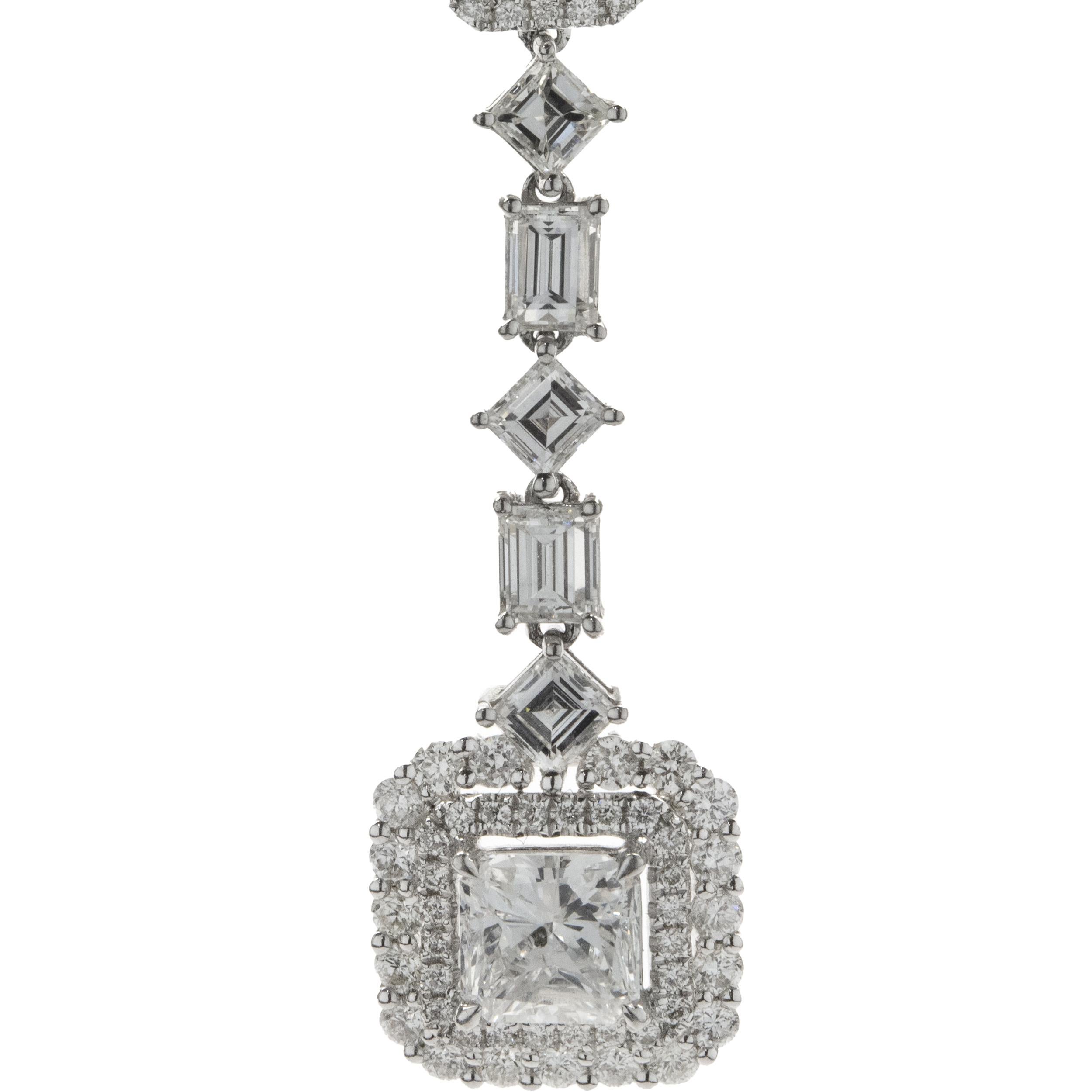 Designer: Sonderanfertigung
Material: 18K Weißgold 
Diamant: 151 runde Brillanten = 2,90cttw
Farbe: G 
Klarheit: VS2
Diamant: 6 Baguette und Radiant = 1,73cttw
Farbe: G / H
Klarheit: SI1
Diamant: 1 Kissen = 1,22ct
Farbe: H
Klarheit: I1
Abmessungen: