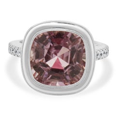 Anillo de oro blanco de 18 quilates con bisel engastado de kunzita y diamantes