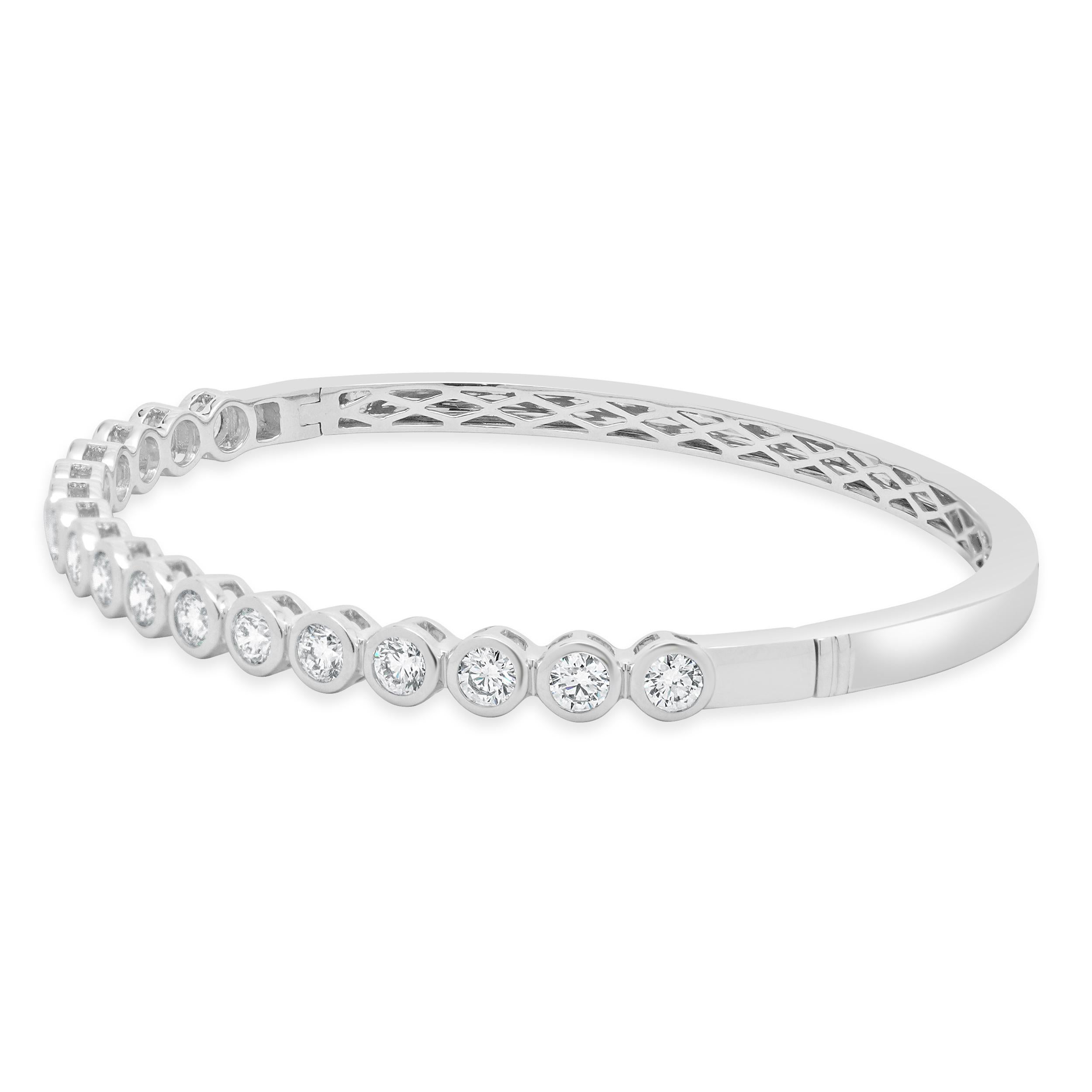 Designer : design personnalisé
Matériau : Or blanc 18K
Diamant : 17 diamants ronds de taille brillant = 2,60cttw
Couleur : G
Clarté : VS2
Dimensions : le bracelet convient à un poignet de 8 pouces maximum.
Poids : 14,32 grammes
