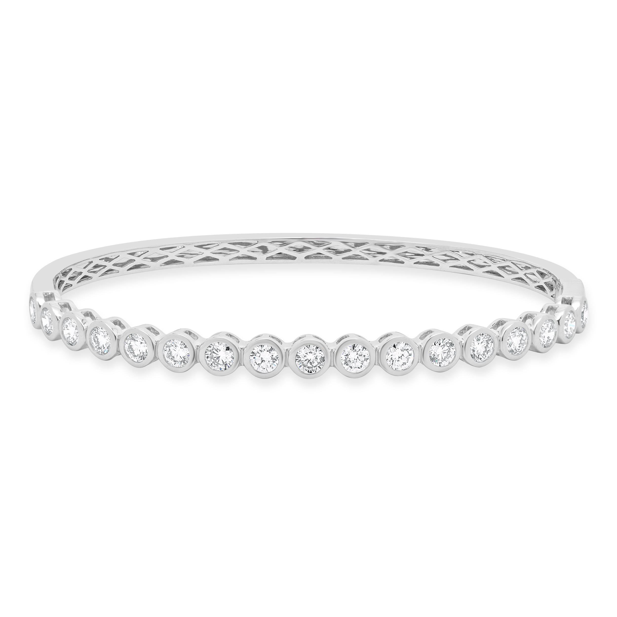 Armreif aus 18 Karat Weißgold mit rundem Diamanten im Brillantschliff in Lünettenfassung