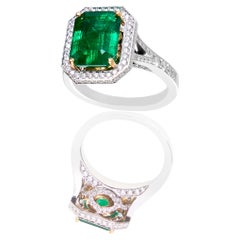 Anillo bicolor de oro blanco de 18 quilates con esmeralda, de la colección KEY of AMSTERDAM