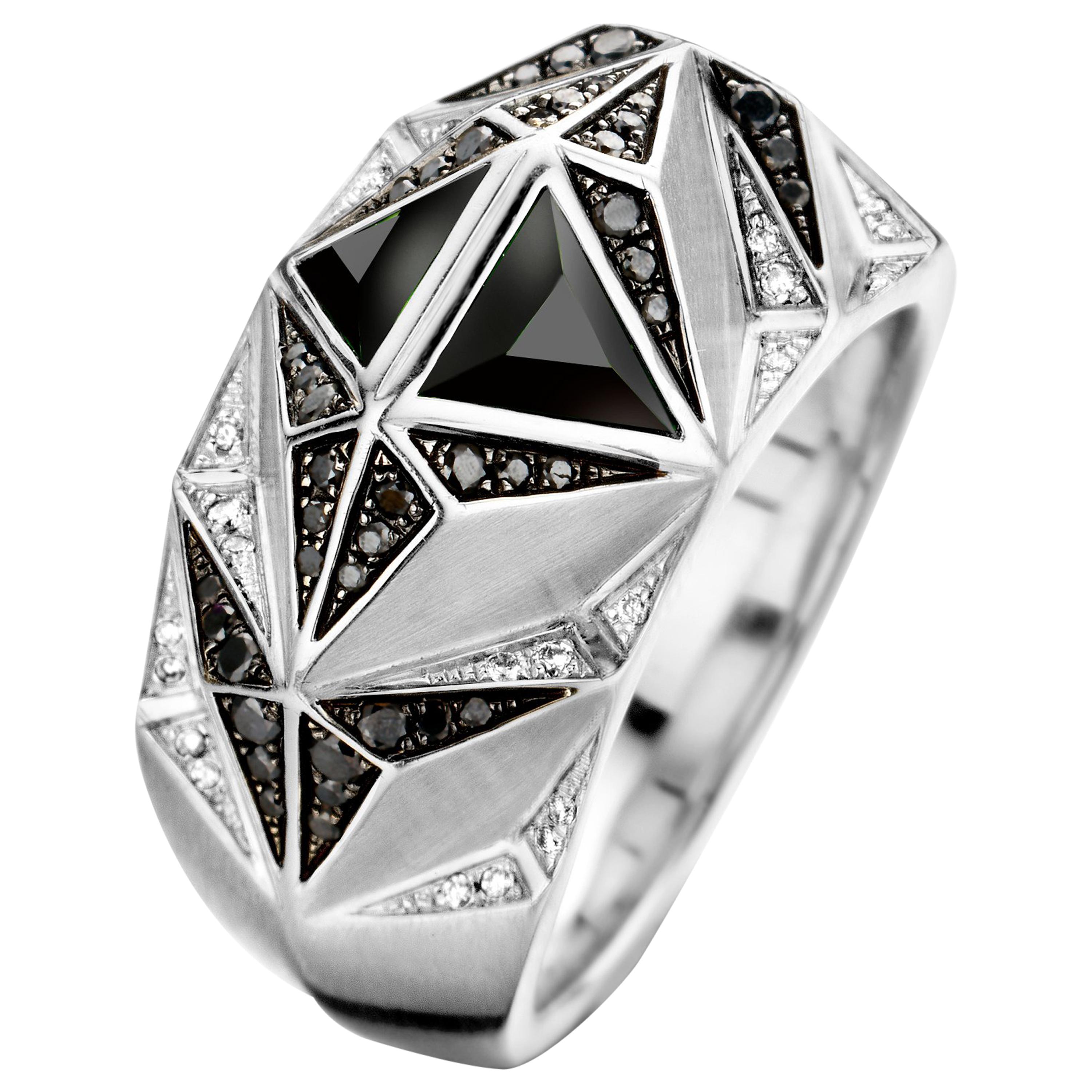18 Karat White Gold, Black and White Diamond and Onyx Carioca Ring im Angebot