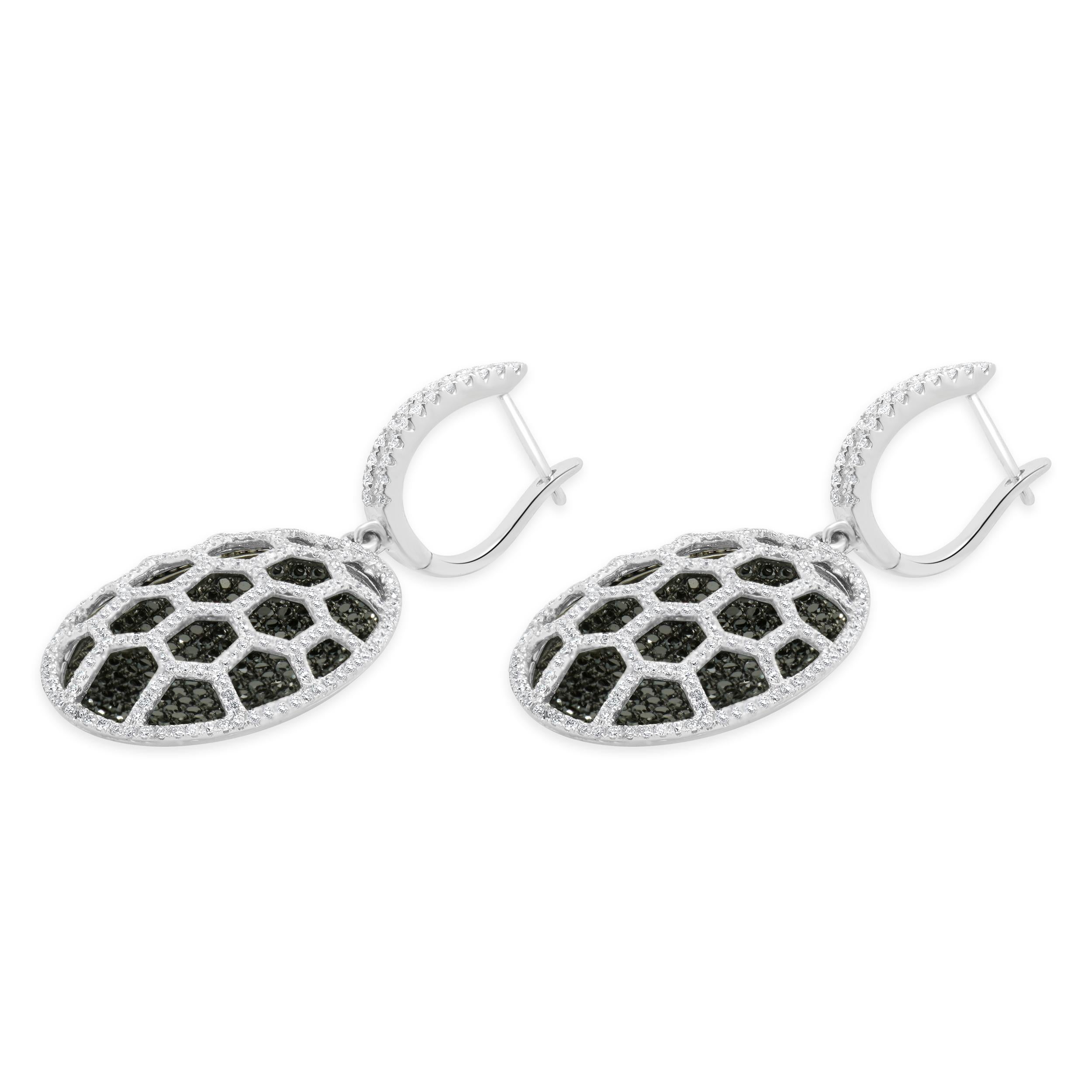 Designer: personalizzato
Materiale: oro bianco 18 carati
Diamante: 412 taglio brillante rotondo = 2,50cttw
Colore: nero
Diamante: 506 tagli rotondi a brillante = 2,00cttw
Colore: G
Chiarezza: SI1-2
Dimensioni: gli orecchini misurano 43 x 19 mm
Peso: