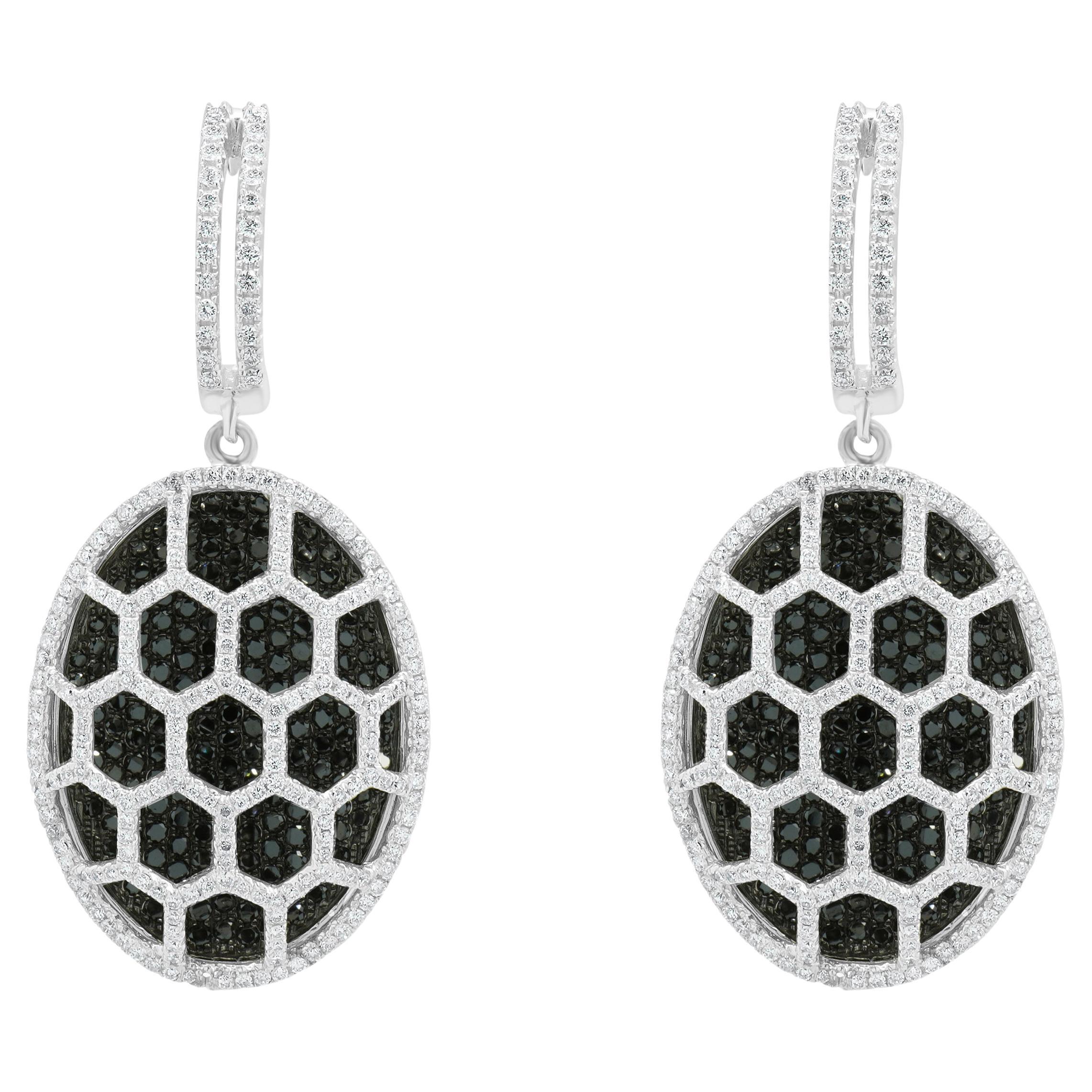 Boucles d'oreilles pendantes en or blanc 18 carats avec diamant noir et blanc taillé en vente