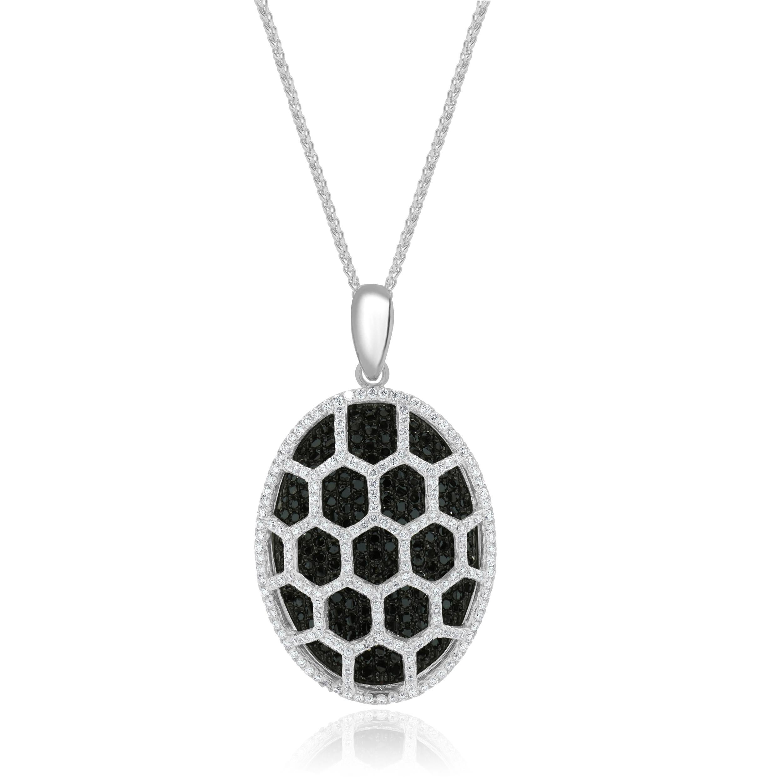 Designer: personalizzato
Materiale: oro bianco 18 carati
Diamante: 209 taglio brillante rotondo = 2.00cttw
Colore: nero
Diamante: 219 taglio brillante rotondo = 1,00cttw
Colore: G
Chiarezza: SI1-2
Dimensioni: la collana misura 18 pollici di