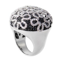 18 Karat White Gold Black and White Diamond Daisy Flower Ring