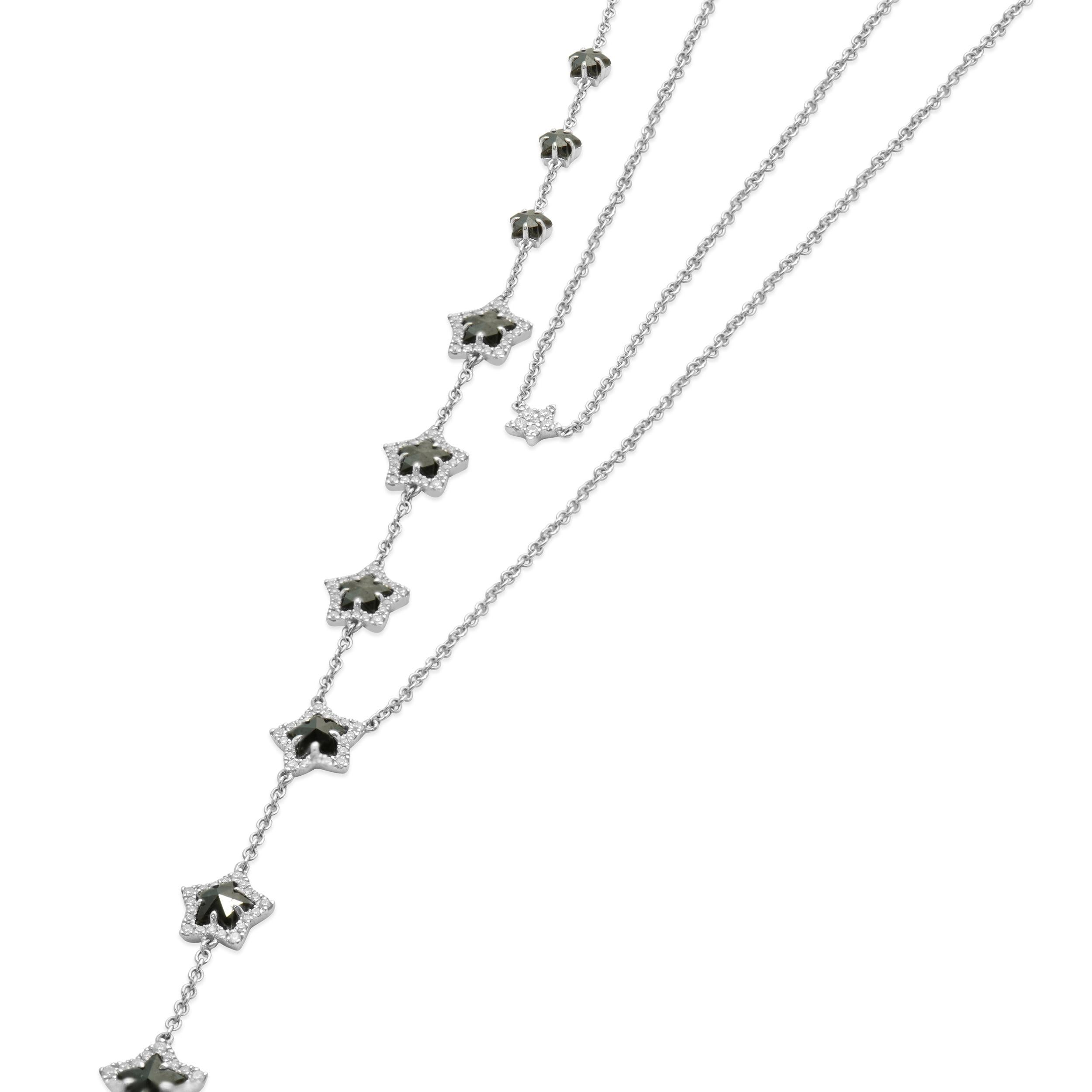 Designer: design personalizzato
Materiale: oro bianco 18 carati
Diamante: 126 tagli tondi a brillante = 0,42cttw
Colore: G
Chiarezza: SI1
Diamante: 10 tagli a stella = 2,10cttw
Dimensioni: la collana misura 24 pollici di lunghezza
Peso: 5.85 grammi
