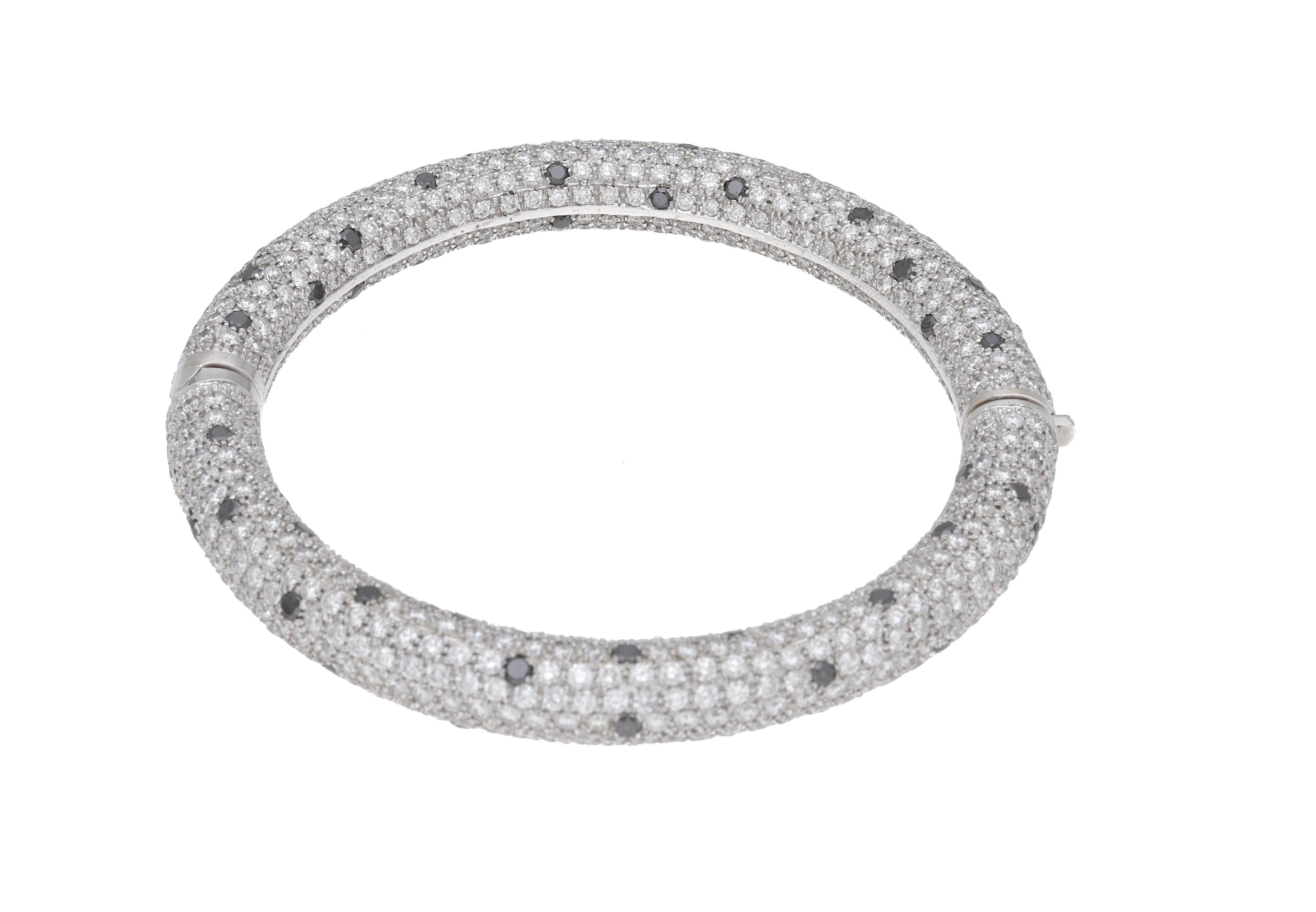 18 kt. white gold bangle with black and white diamonds.
This bangle is hand made in Italy.
Is a perfect piece to light up your style.
The bracelet has a clasp that you can open and close.
2013

Round-cut white diamonds: ct. 22.30 ( H-I color -