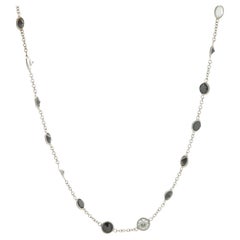 Collier en or blanc 18 carats composé de diamants noirs et blancs By The Yard