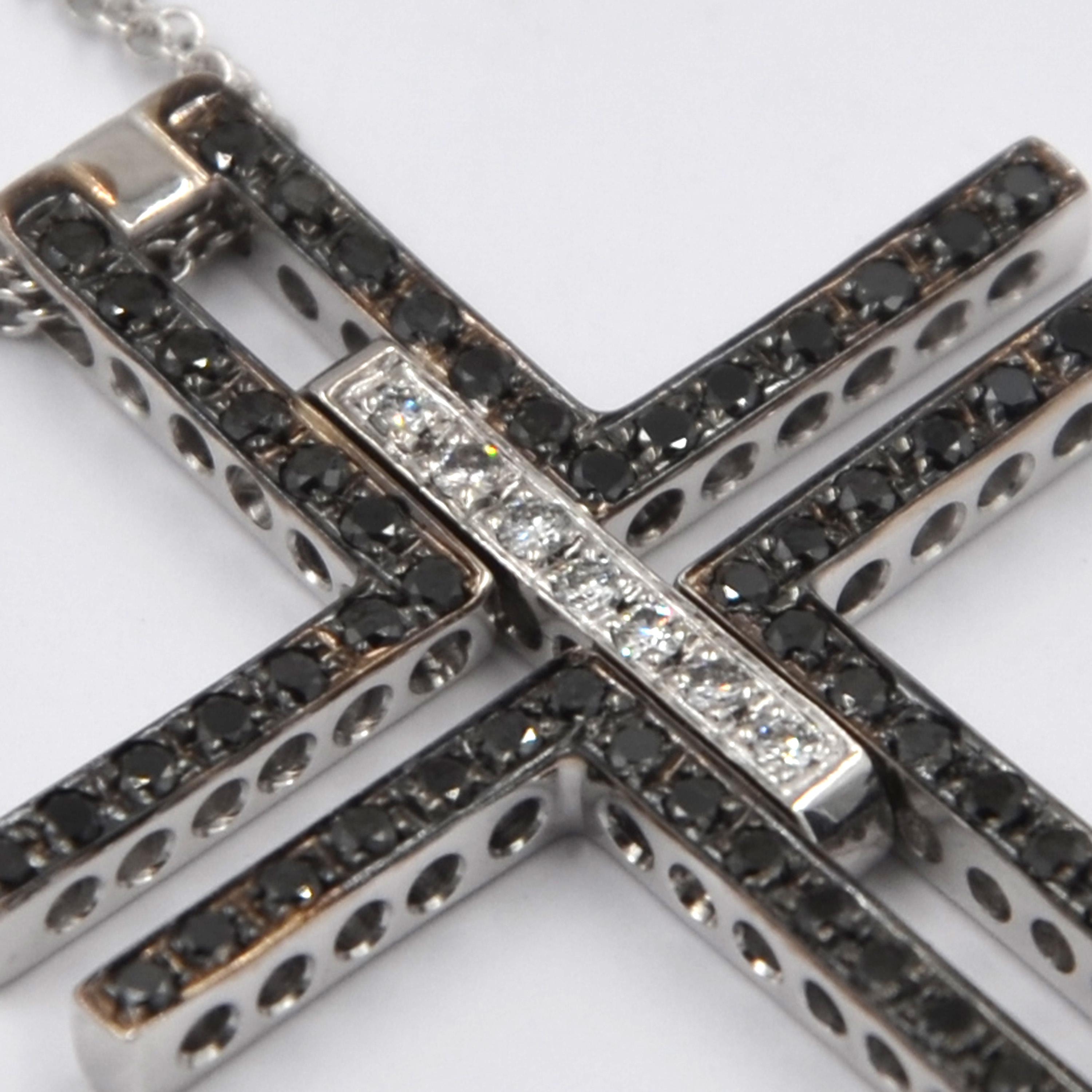 18 Karat White Gold Black and White Diamonds Garavelli Cross Pendant In New Condition In Valenza, IT