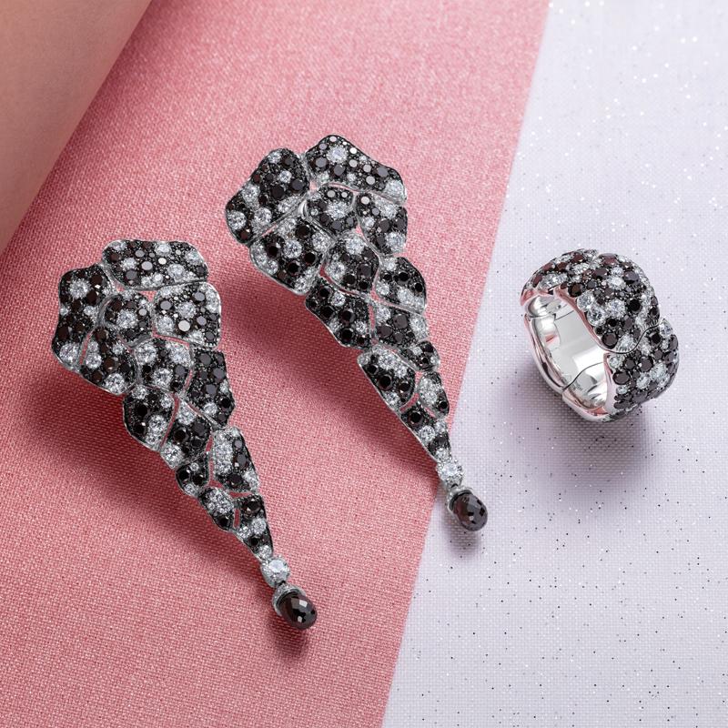 Round Cut 18 Karat White Gold, Black Diamonds and White Diamonds Chandelier Earrings For Sale
