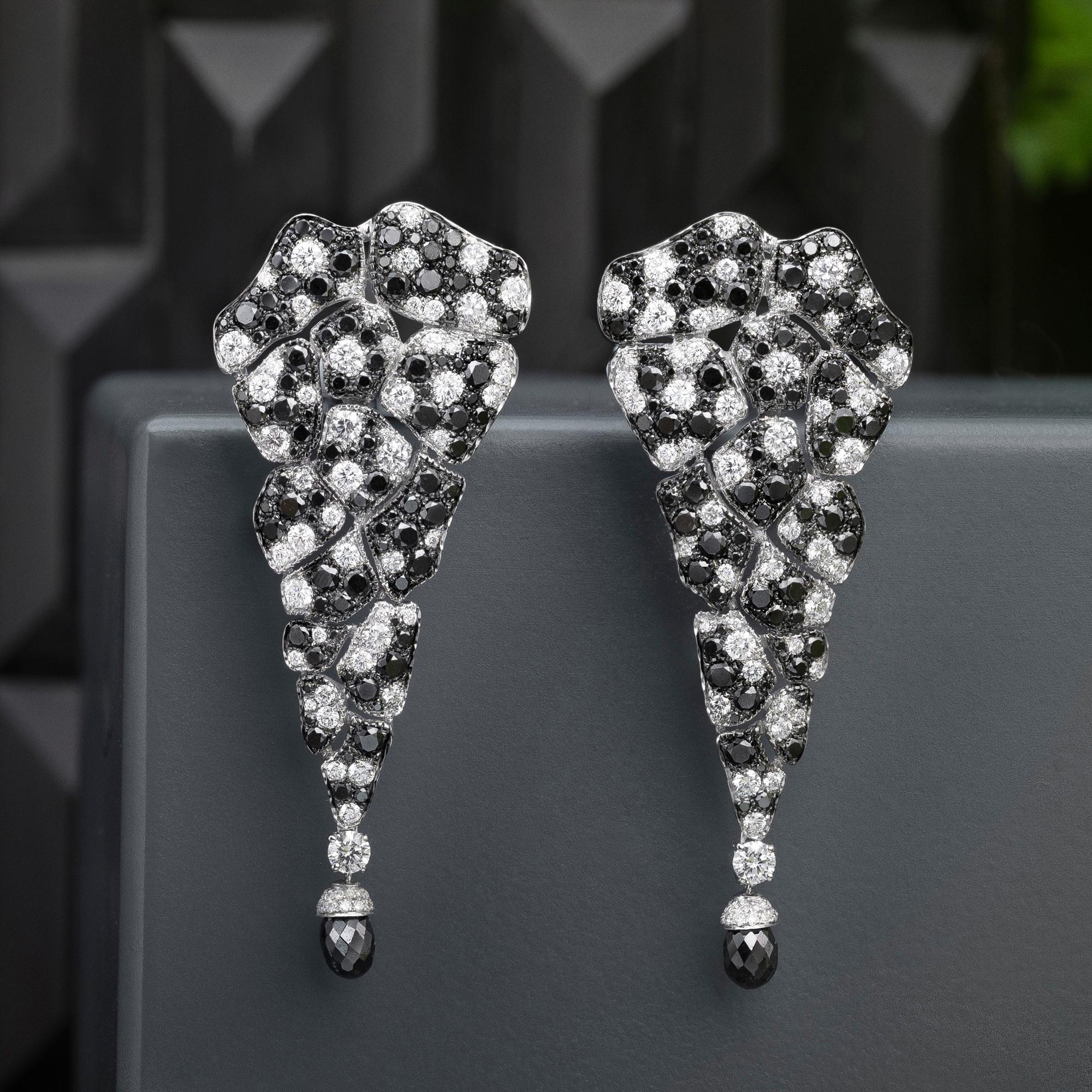 18 Karat Weißgold, schwarze Diamanten und weiße Diamanten-Kronleuchter-Ohrringe im Zustand „Neu“ im Angebot in Mayfair, London, GB