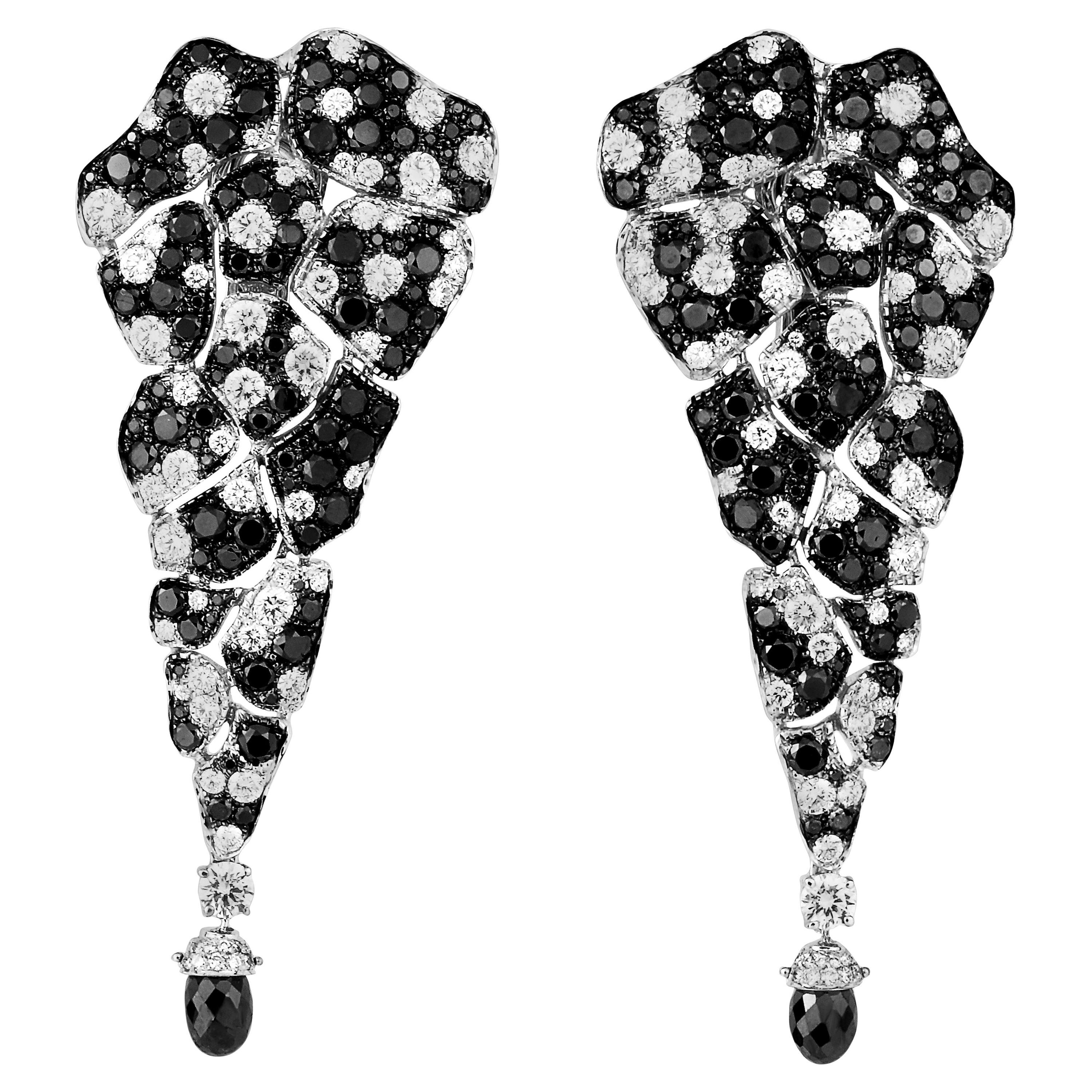 Boucles d'oreilles lustre en or blanc 18 carats, diamants noirs et diamants blancs