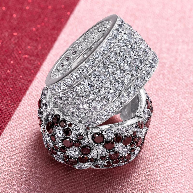 18 Karat White Gold, Black Diamonds and White Diamonds Cocktail Ring In New Condition For Sale In Mayfair, London, GB