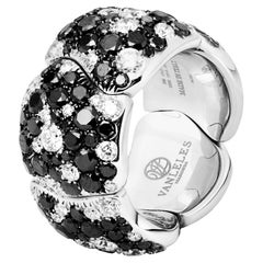 18 Karat White Gold, Black Diamonds and White Diamonds Cocktail Ring