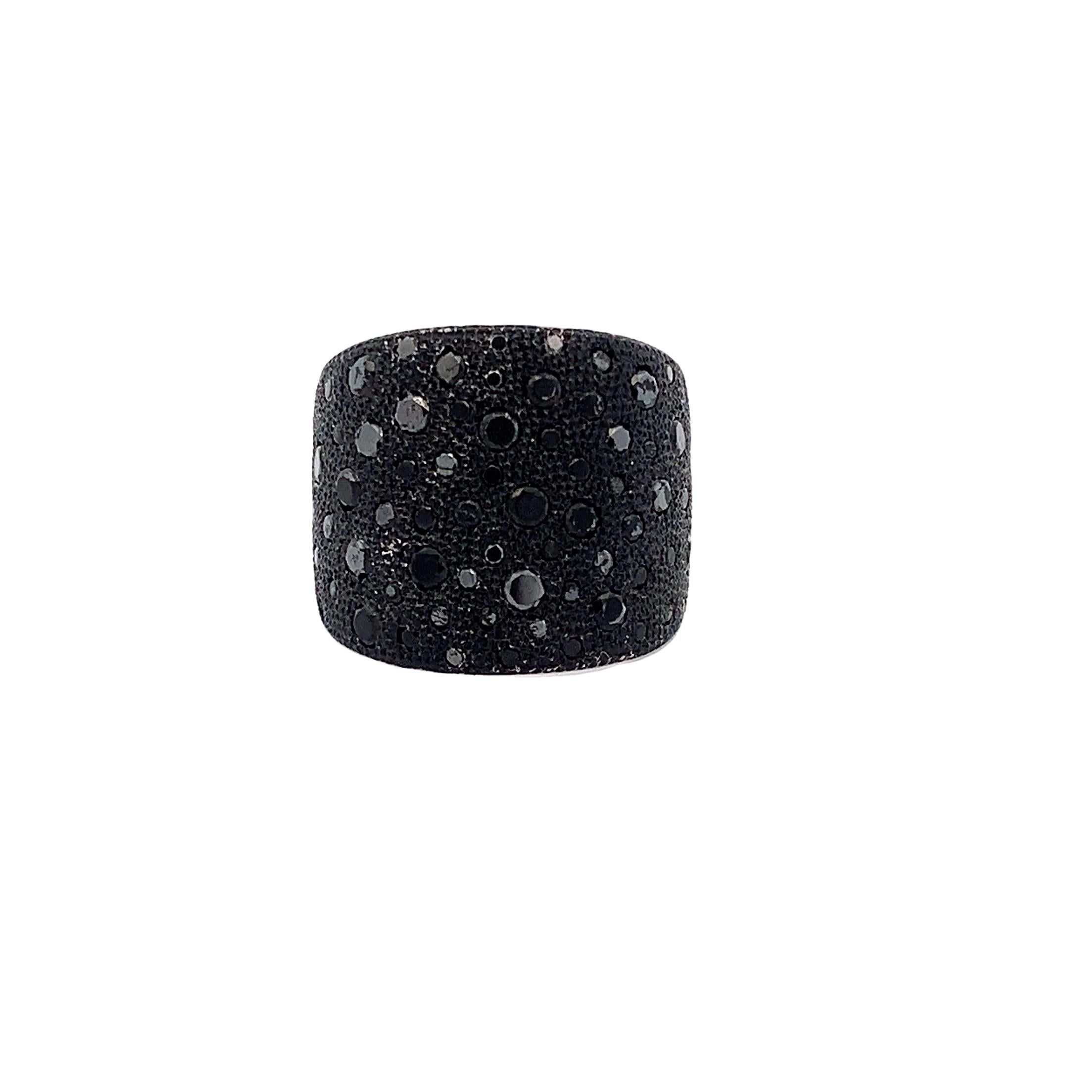 Round Cut 18 Karat White Gold Black Diamonds Garavelli Band Ring