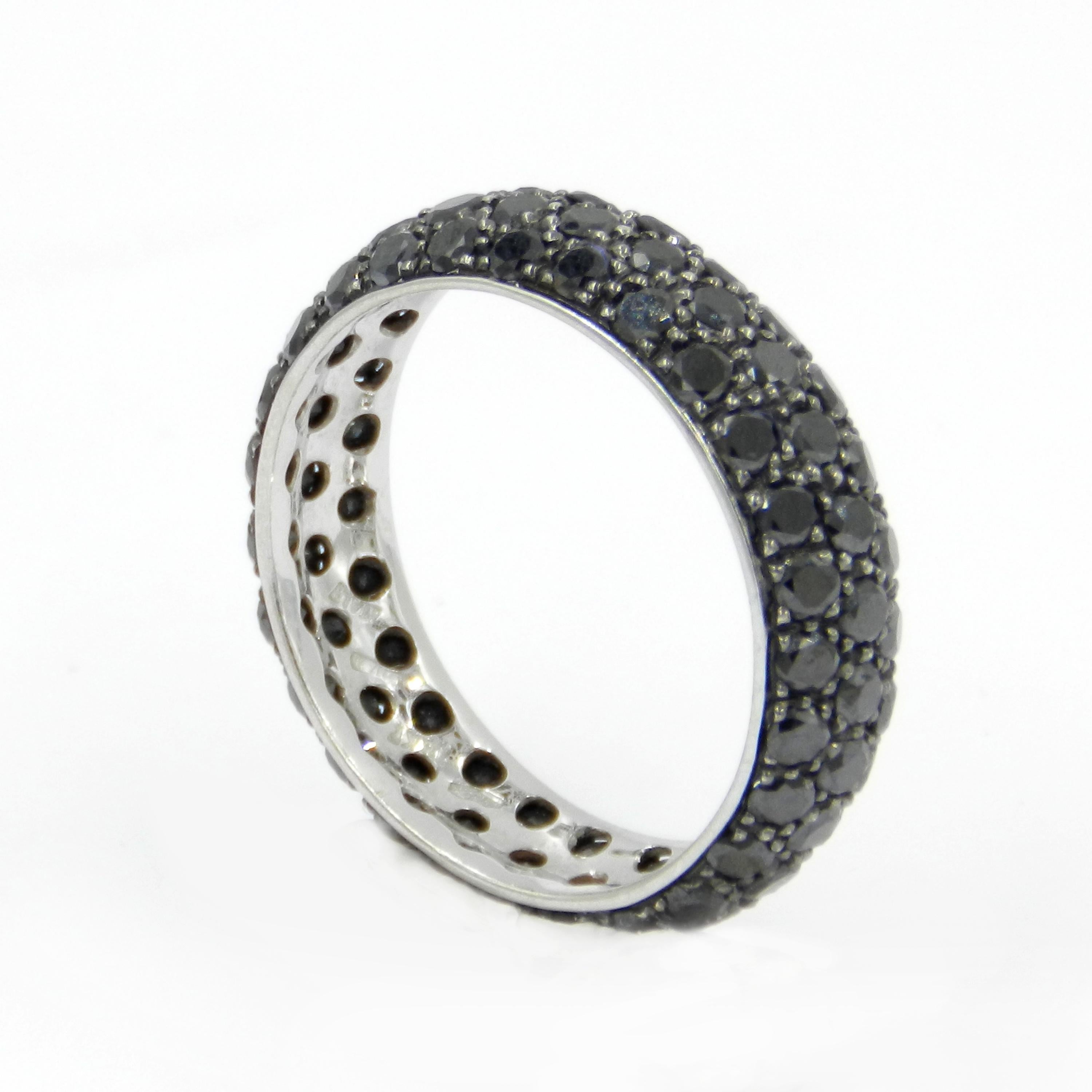 18 Karat White Gold Black Diamonds Pavè Band Eternity Garavelli Ring  , new   size 62  - US 10
Iconic Garavelli Eternity ring with three rows of black diamonds. Thickness mm 6
Made In Italy in Valenza
18kt GOLD gr : 4,60
BLACK DIAMONDS ct : 3,91