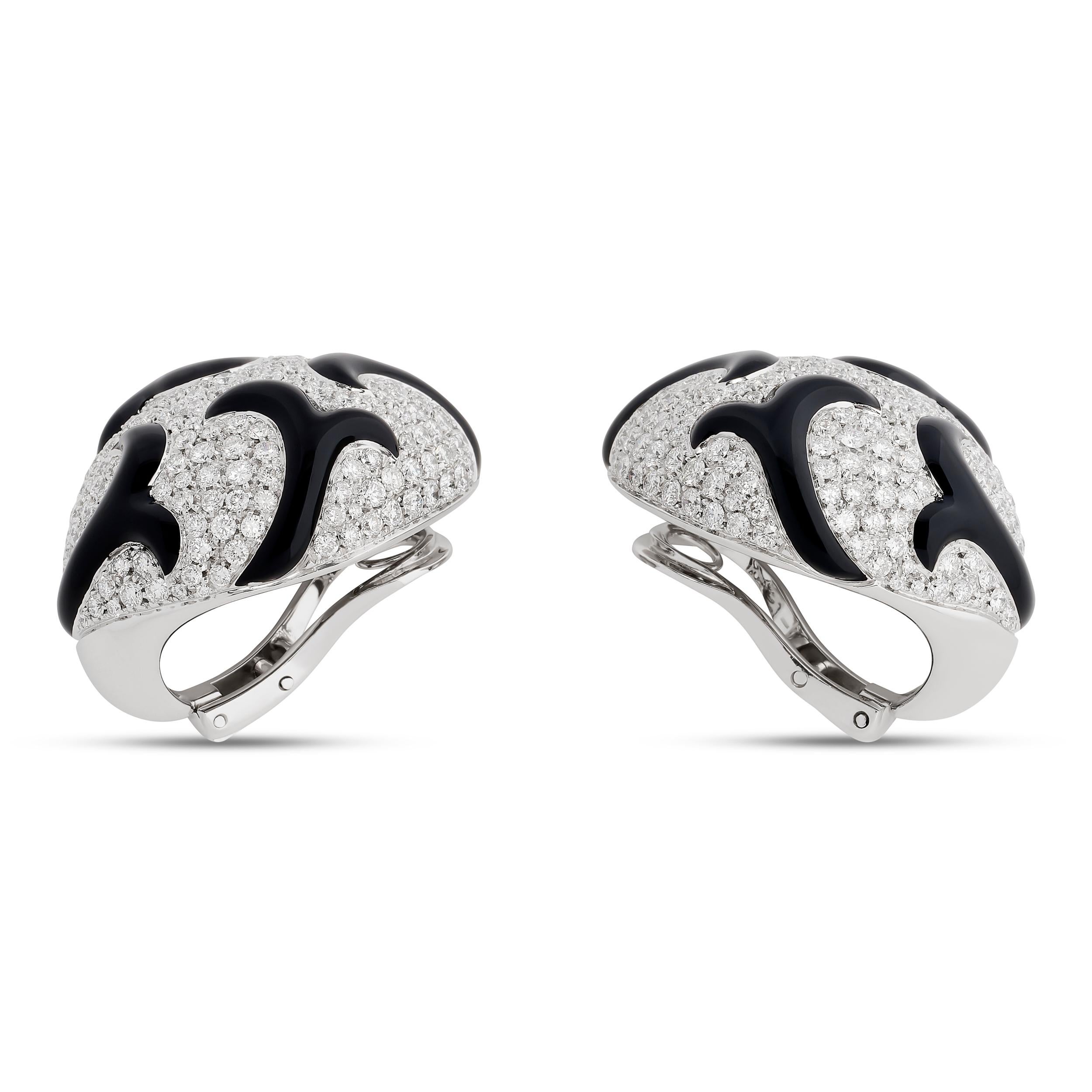 Questi eleganti orecchini a forma di cuscino sono caratterizzati da un'impressionante superficie di diamanti incastonati e intricati con accenti di smalto nero.

Circa 5,25 carati totali di diamanti; colore F-G e purezza VS.

Gli orecchini recano il