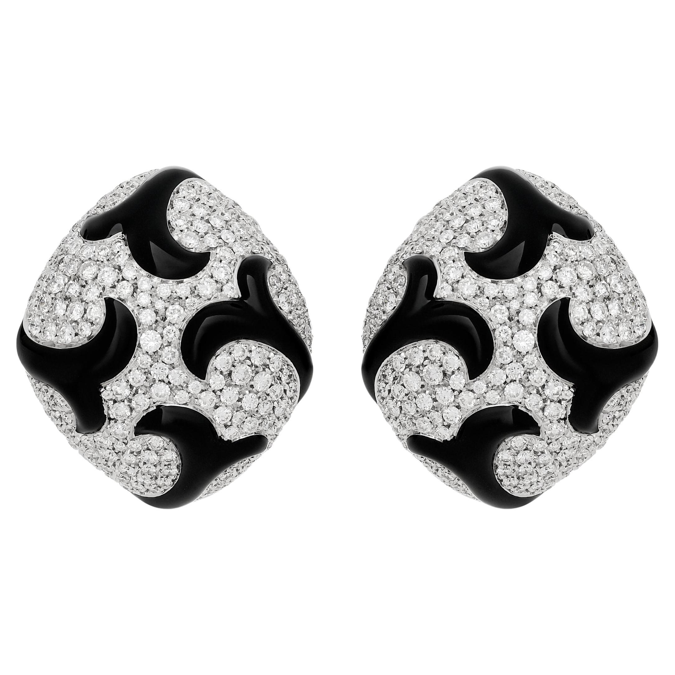 Orecchini in oro bianco 18 carati con smalto nero e pavé di diamanti in vendita