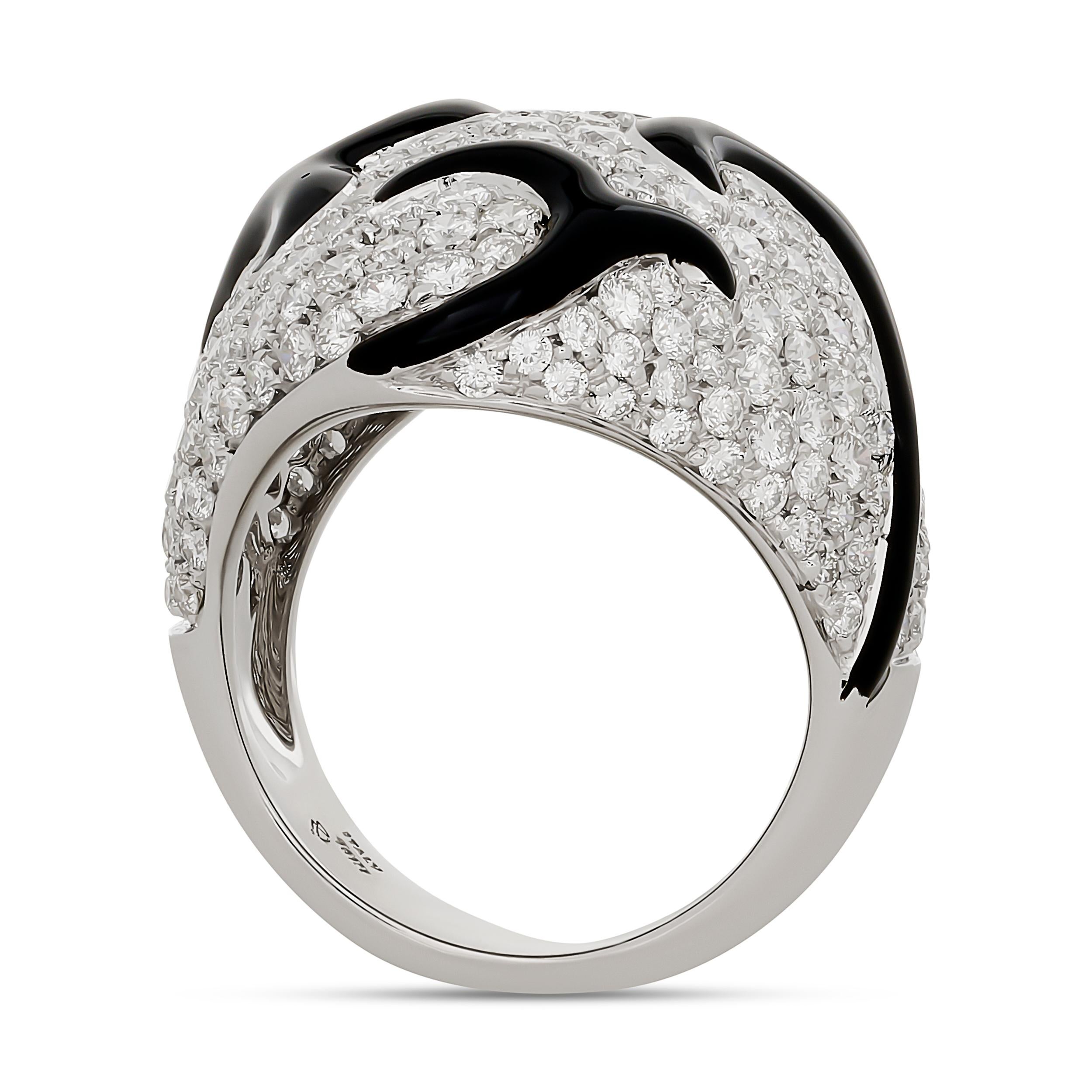 Questo splendido anello presenta un design bombato, con pavé di diamanti bianchi brillanti e motivi audaci e curvilinei di smalto nero.

Circa 3,00 carati di diamanti; colore F-G e purezza VS.

Anello con timbro: 