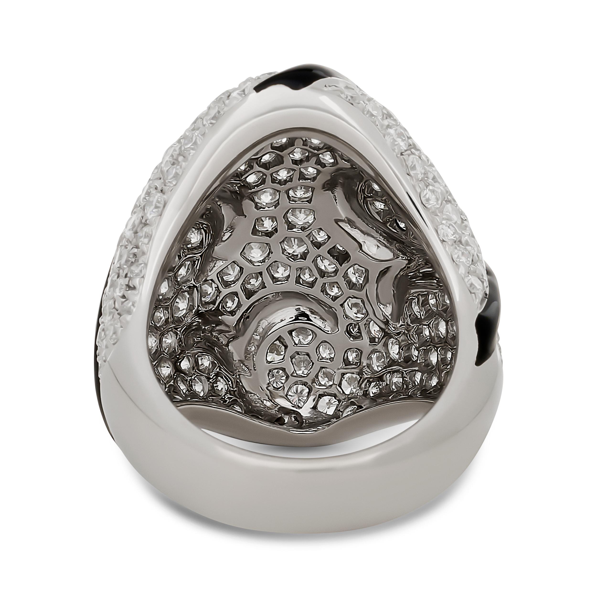 Taglio rotondo Anello in oro bianco 18 carati con smalto nero e pavé di diamanti in vendita
