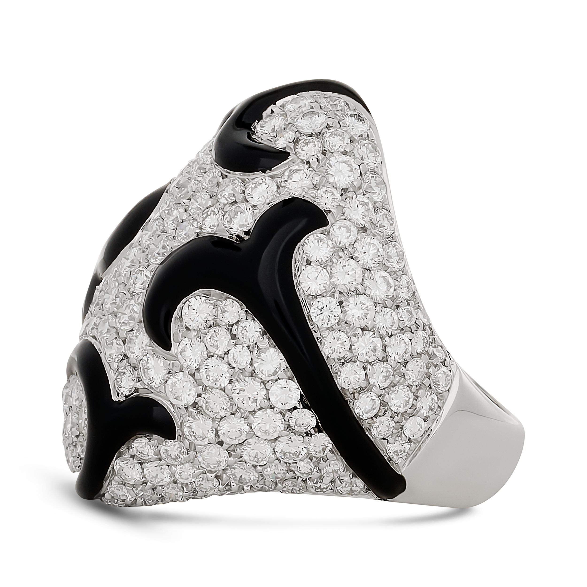 Anello in oro bianco 18 carati con smalto nero e pavé di diamanti In condizioni ottime in vendita a Philadelphia, PA