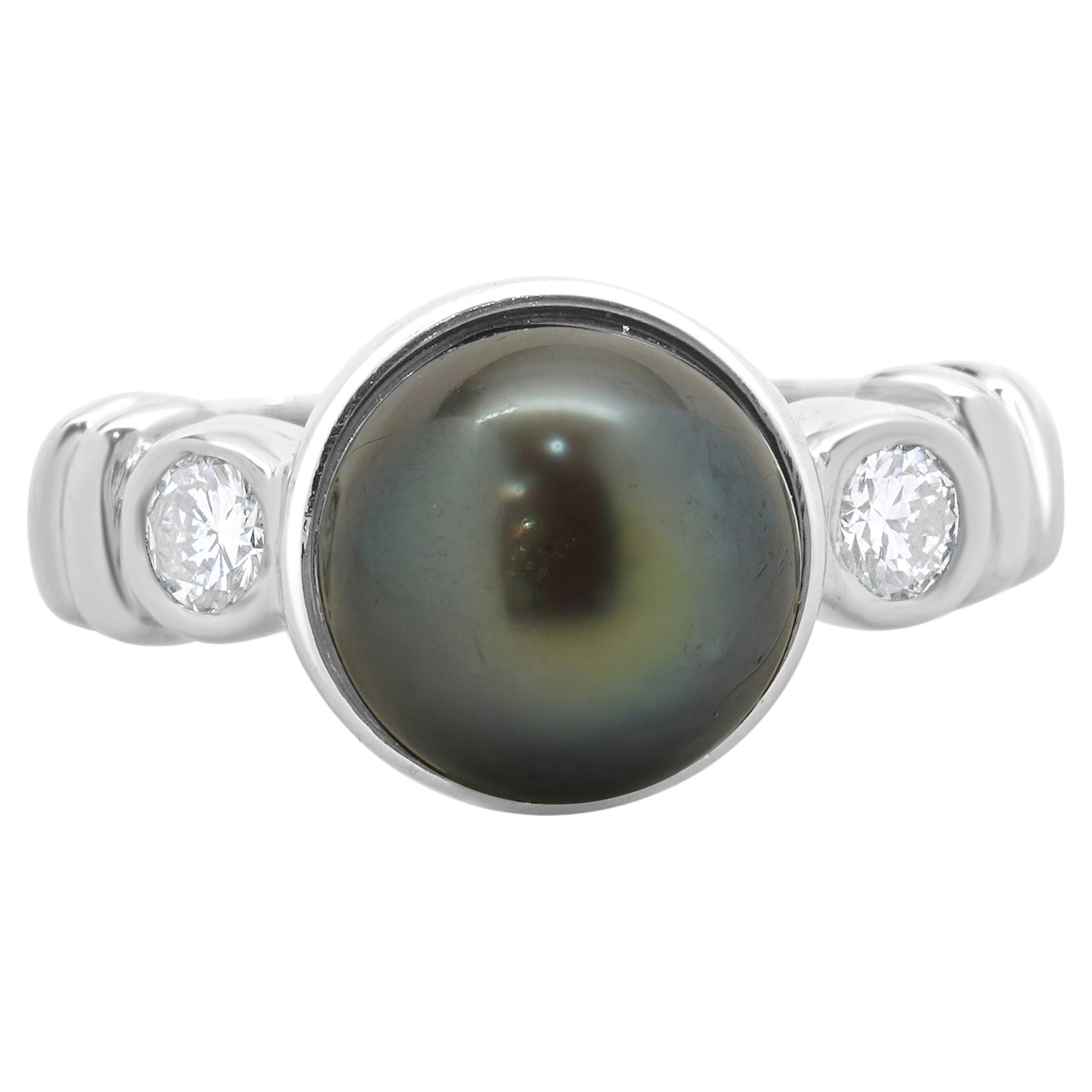 18 Karat White Gold Black Pearl and Diamond Ring