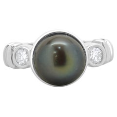 Ring aus 18 Karat Weißgold mit schwarzer Perle und Diamant