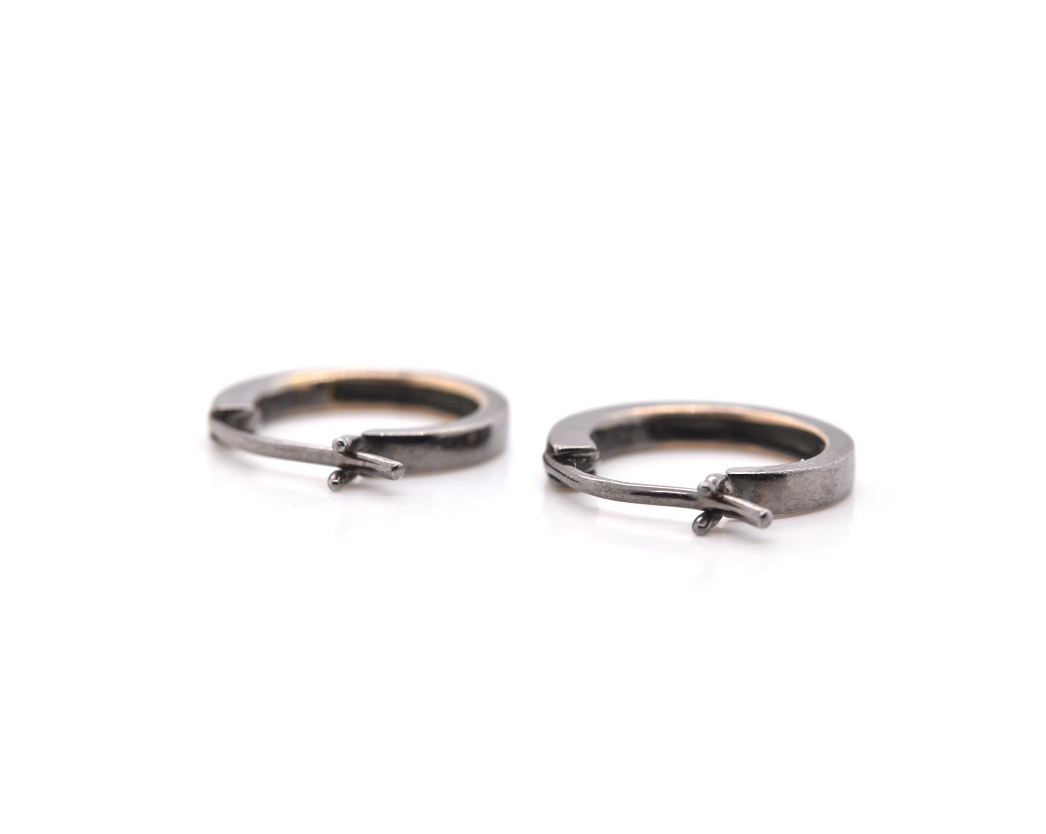 Designer: design personalizzato
Materiale: Oro bianco 18 carati con finitura in rodio nero
Diamanti: 18 tagli tondi brillanti = 0,10cttw
Dimensioni: gli orecchini misurano 12.66 mm di diametro
Chiusure: chiusura a scatto
Peso: 2.07 grammi
