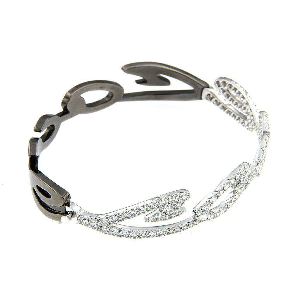 Bangle con lettere d'amore e diamanti bianchi realizzato a mano in oro bianco e argento rodiato. Il regalo perfetto per la persona amata!

Pietre preziose: Diamanti bianchi 3,51ct; 
Materiale: Oro bianco 750; Argento 925; Rodio nero

Per ulteriori