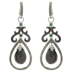 Boucles d'oreilles en or blanc 18 carats avec spinelle noire, diamant chocolat et tourmaline verte