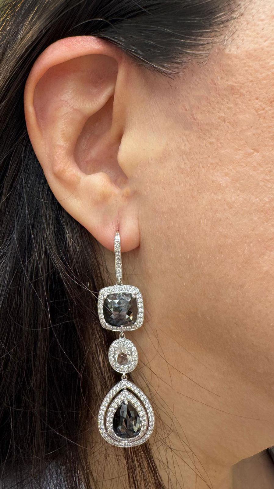 Taglio a rosa Orecchini pendenti con diamanti bianchi e neri in oro bianco 18 carati in vendita