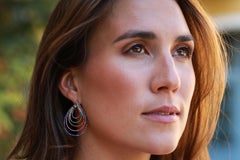 Aenea Boucles d'oreilles en or blanc 18 carats avec saphirs bleus, roses et jaunes